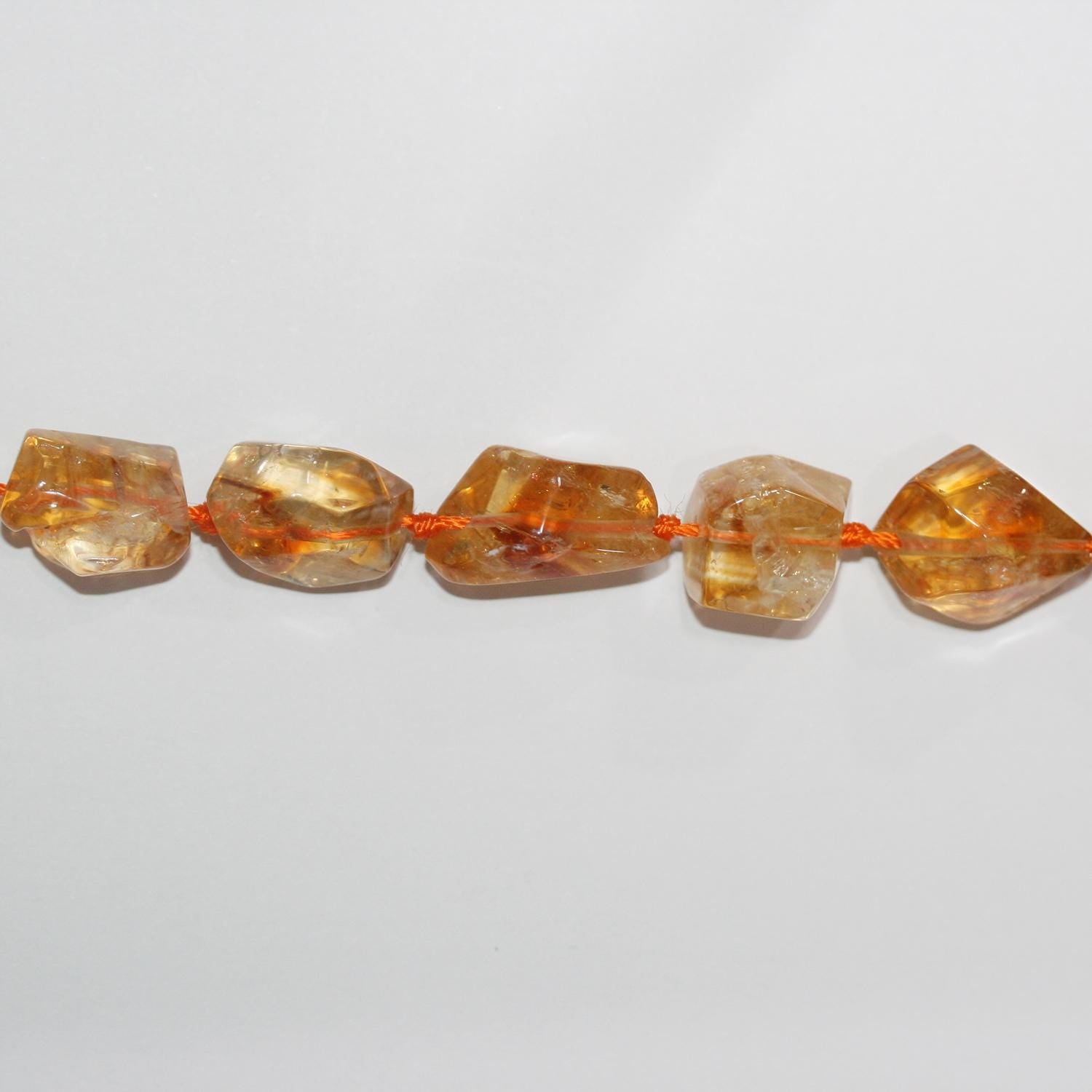 Perles de citrine facettées en forme de pépite de 15 pouces (16 x 12 mm). Longueur approximative du brin : 39 cm.
