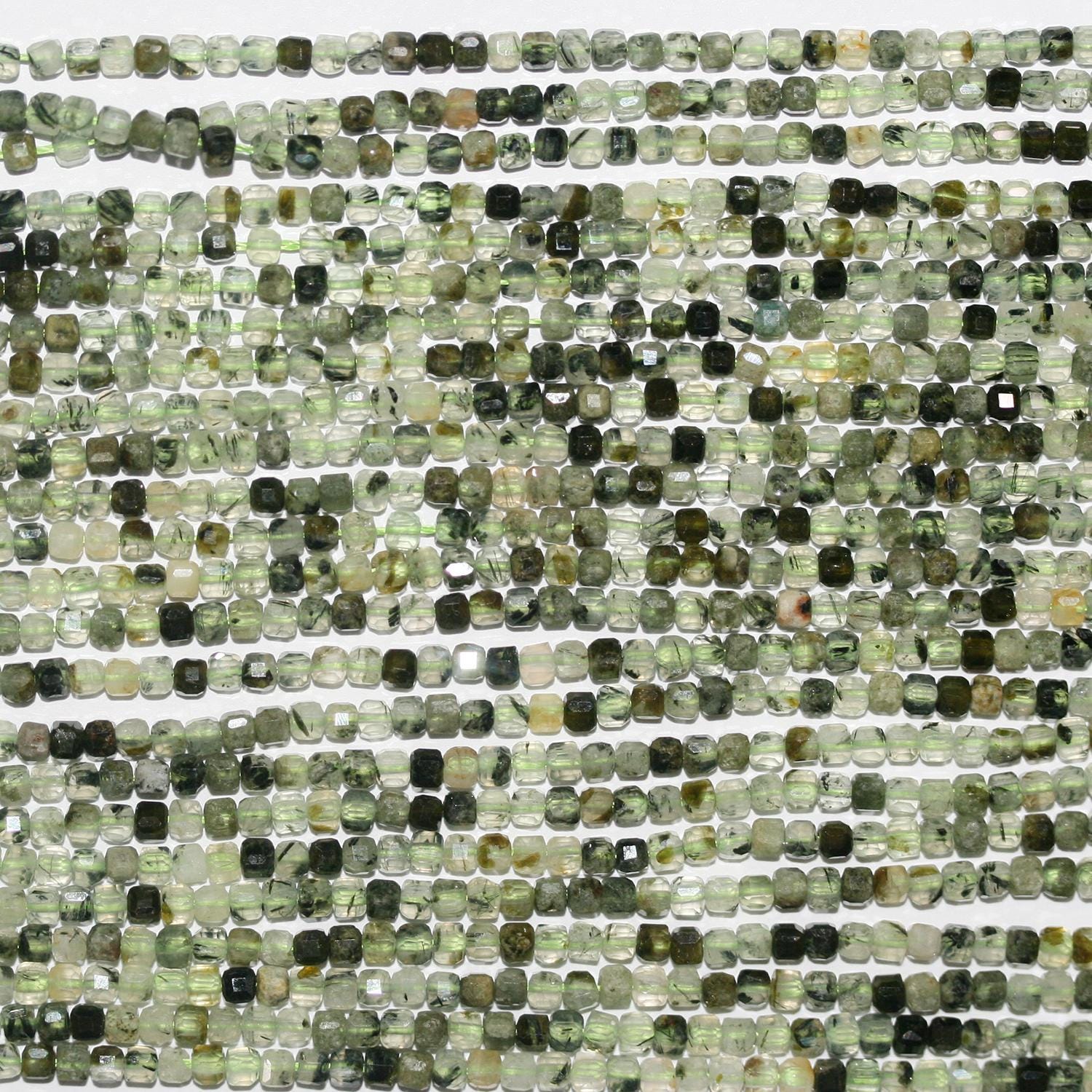 Cuentas cúbicas facetadas de St Prehnite de 16" de 2,5 mm - Hilo de 39 cm.