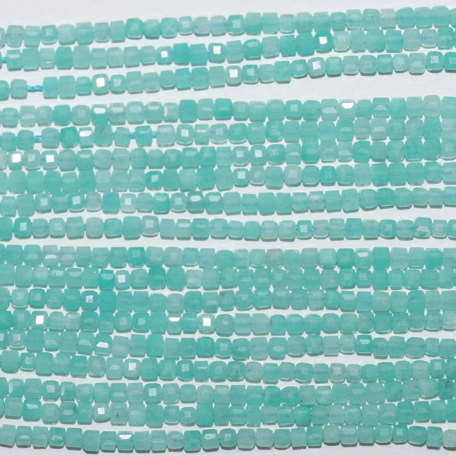 Perles cubiques à facettes en amazonite St de 15 pouces, 2 mm, brin de 39 cm.