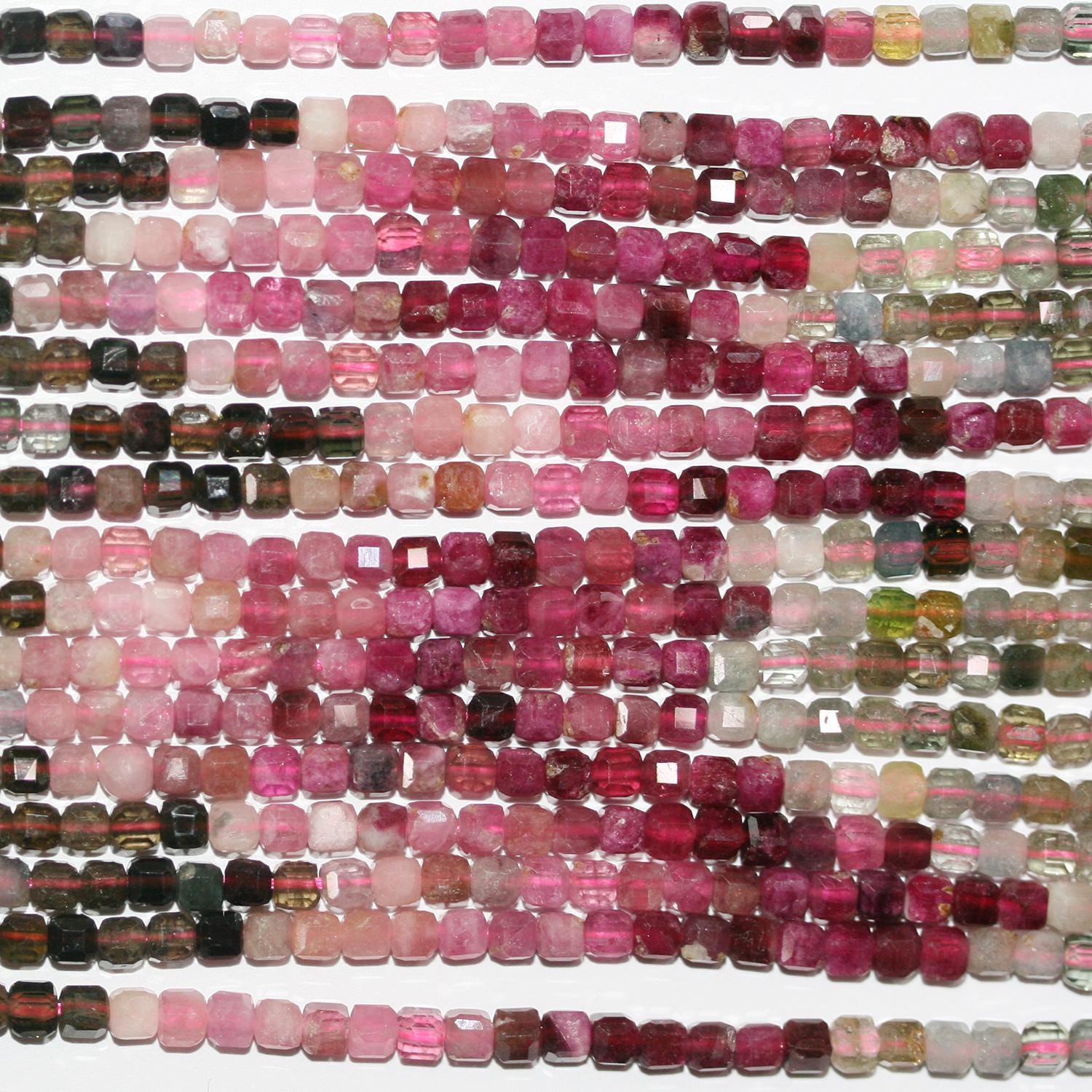 Perles cubiques à facettes en tourmaline St de 15 pouces, 3 mm - Fil de 39 cm.