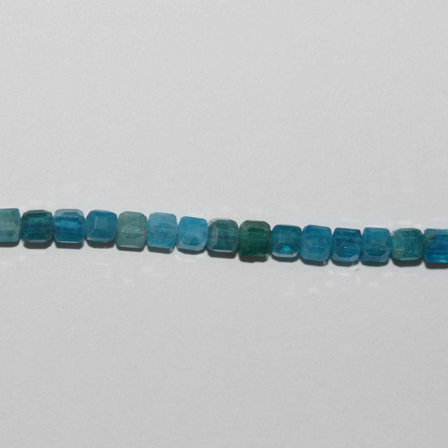 15" St Perles cubiques à facettes en apatite bleue 3 mm.-Rig 39 cm.