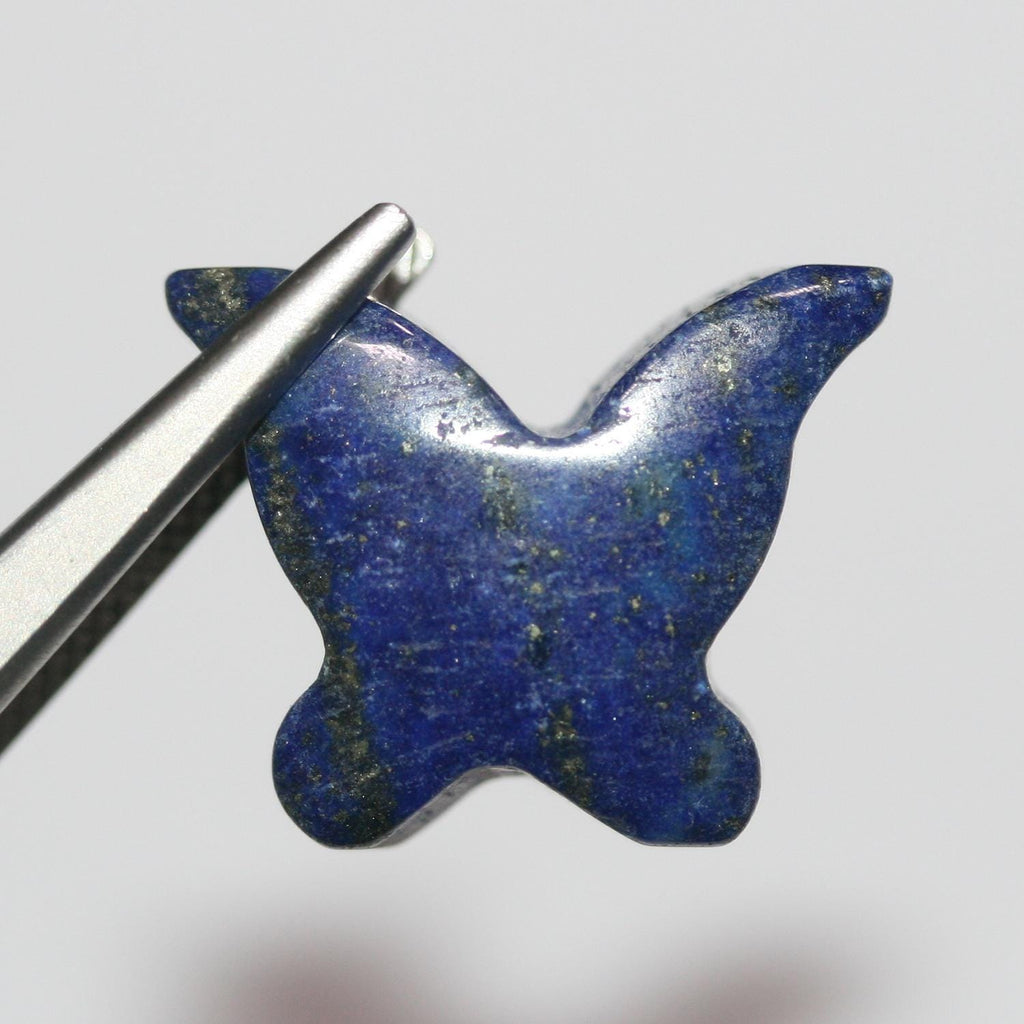 Pendentif papillon en lapis-lazuli lisse, 16 x 20 mm environ.