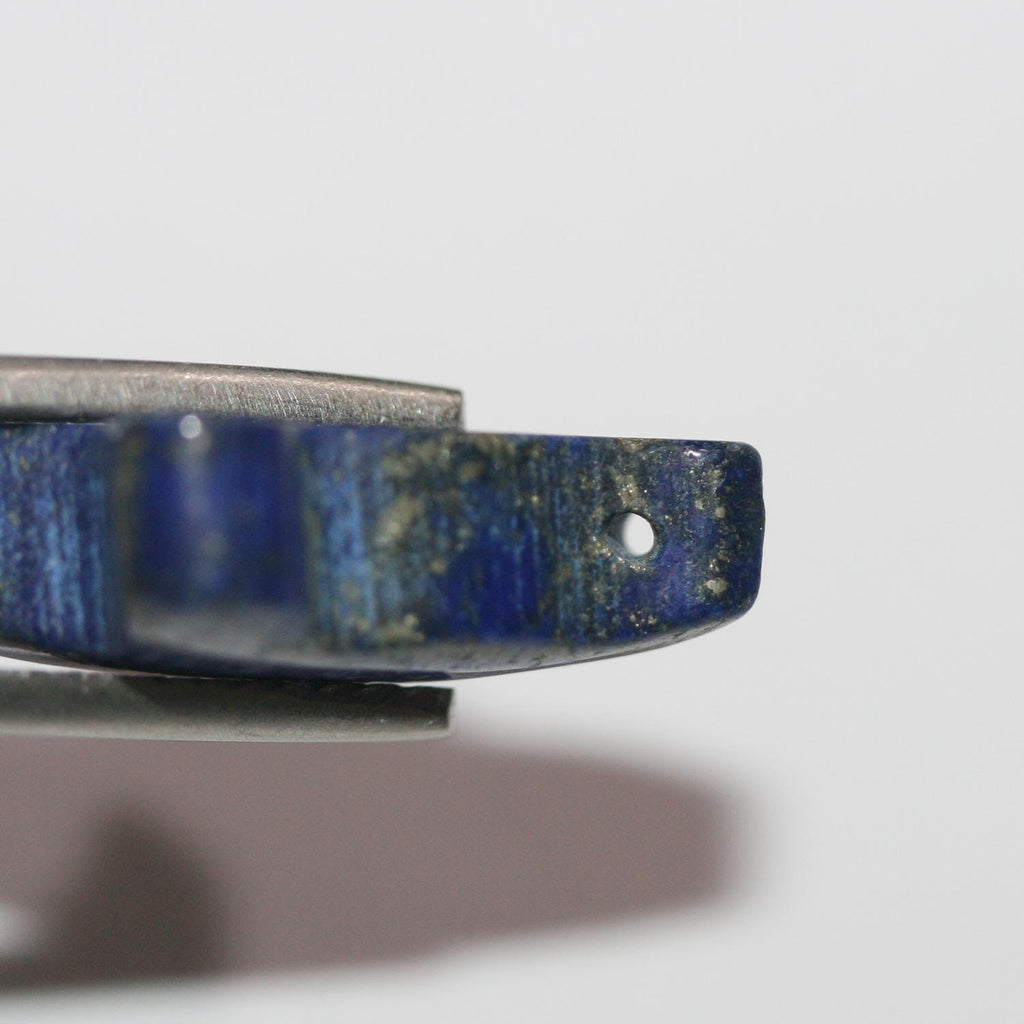 Pendentif papillon en lapis-lazuli lisse, 16 x 20 mm environ.