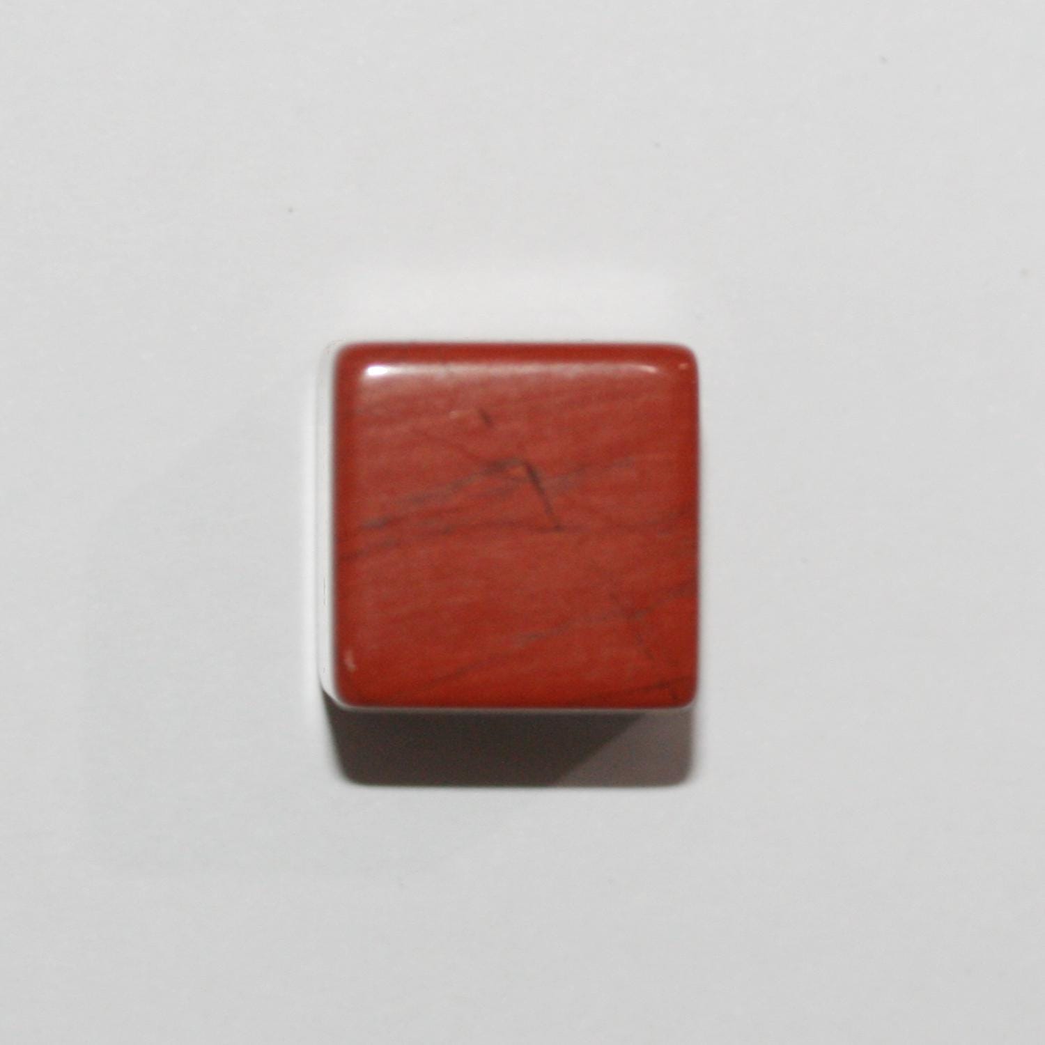 Pendentif cube lisse en jaspe rouge 14 mm. Non percé.