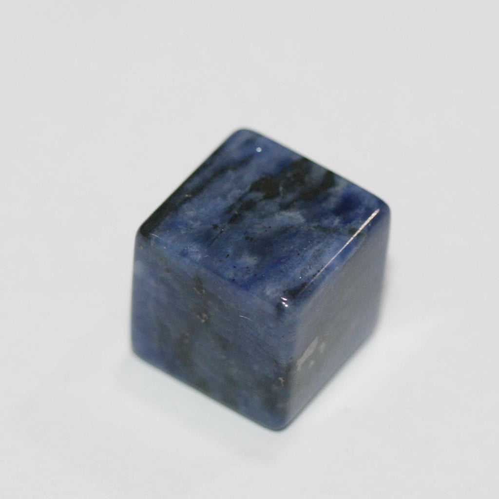 Pendentif cube lisse en sodalite 14 mm. Non percé.
