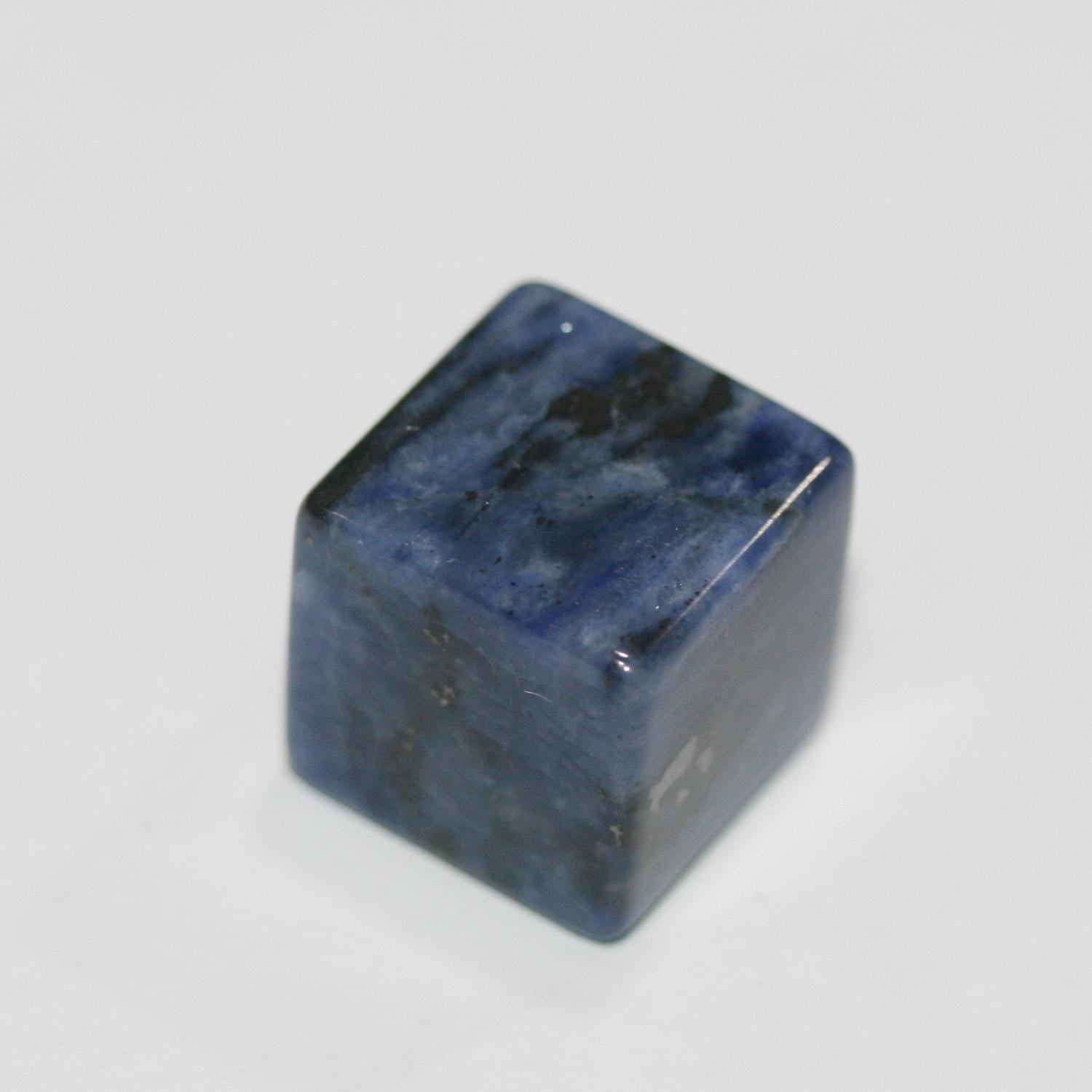 Pendentif cube lisse en sodalite 14 mm. Non percé.