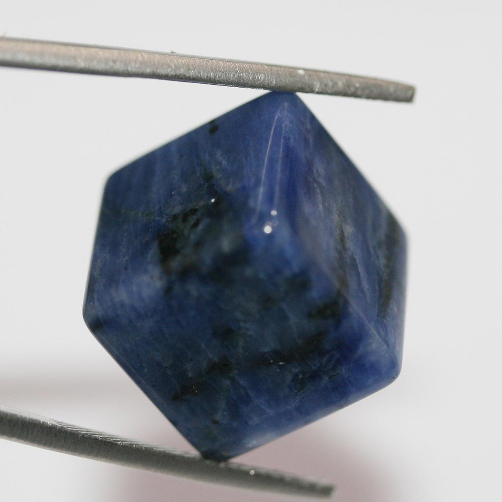 Pendentif cube lisse en sodalite 14 mm. Non percé.