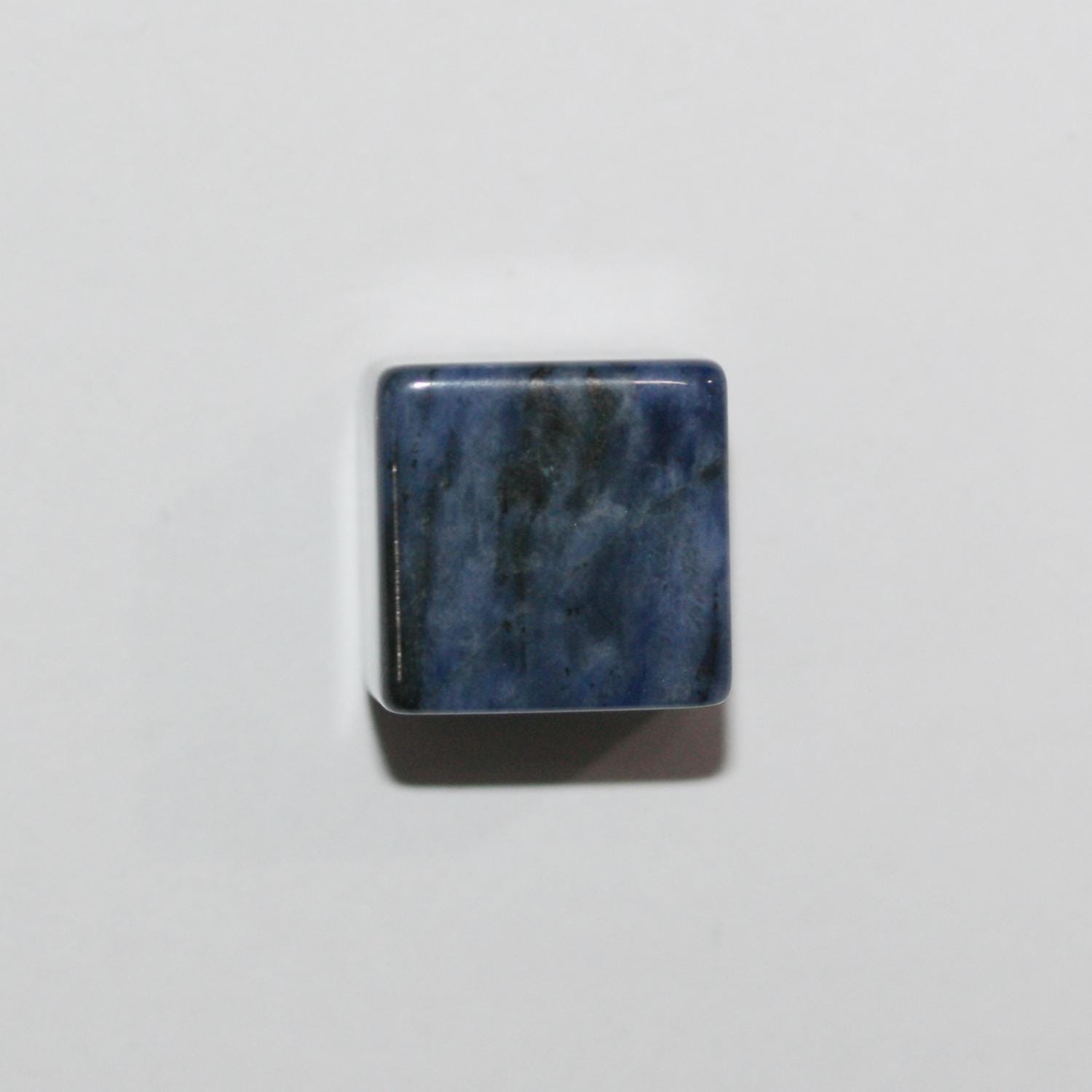 Pendentif cube lisse en sodalite 14 mm. Non percé.