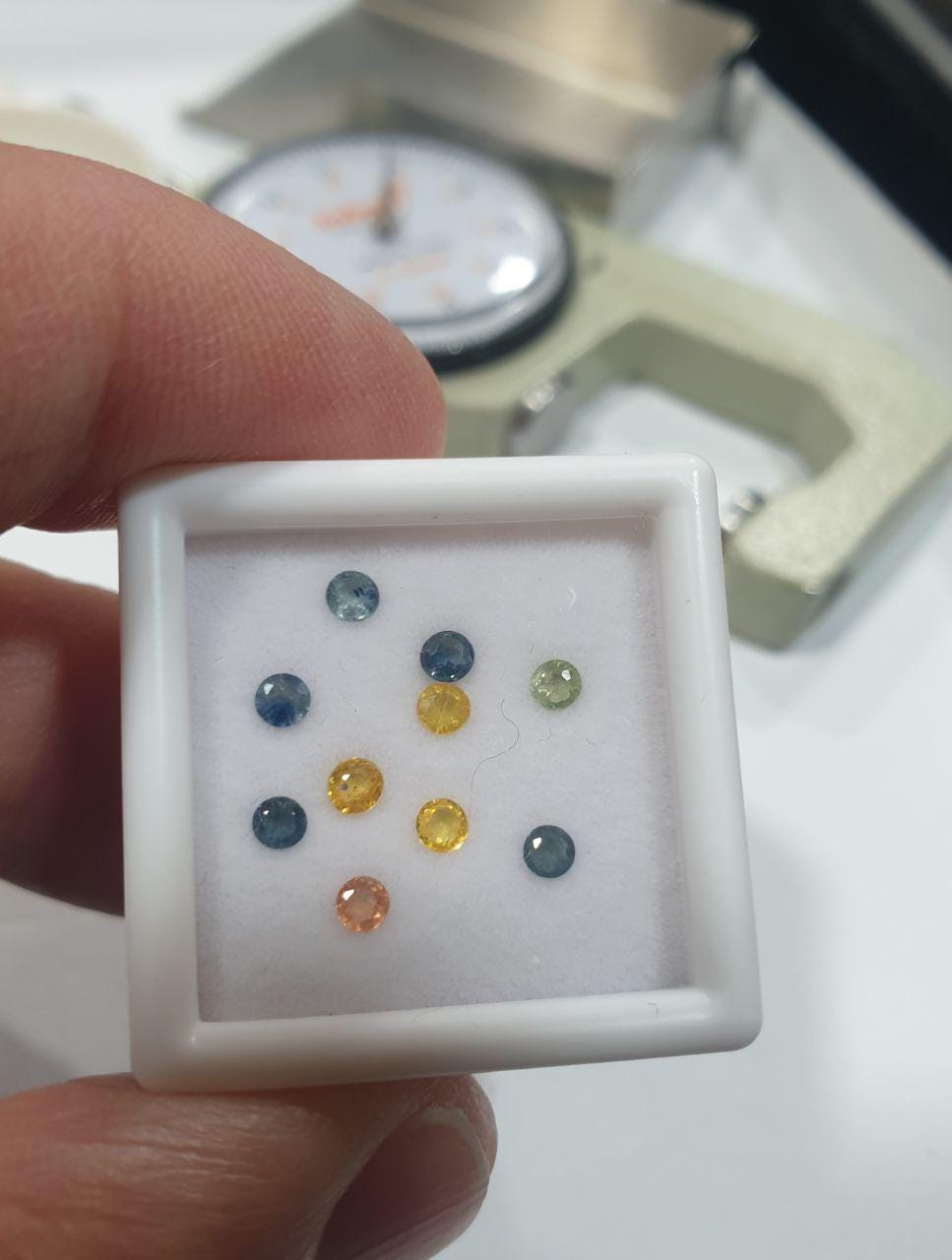 Lot de 10 saphirs multicolores à facettes rondes de 2,5 mm - Pierres précieuses en vrac - Prix de gros - Gemmes naturelles