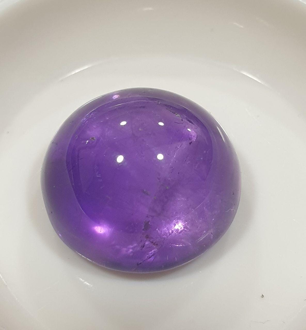 Cabochon rond d'améthyste de 15 mm (13,85 ct). Améthyste africaine.