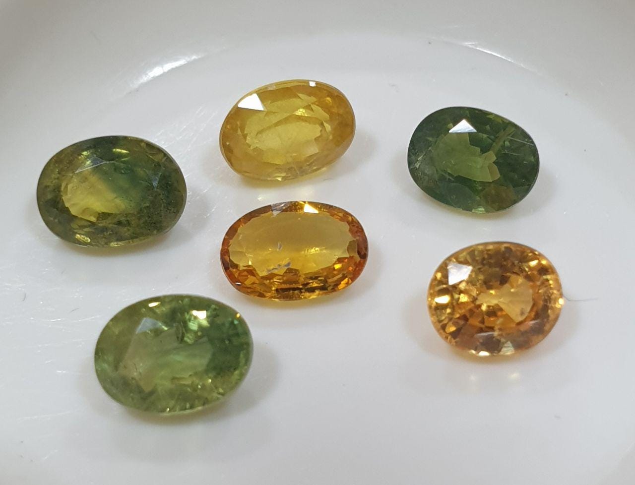 Lote de 6 zafiros verdes y amarillos facetados ovalados de 6-5 x 4,5 mm (aprox.) - 6 piezas - Gemas al por mayor - Piedras naturales para joyería
