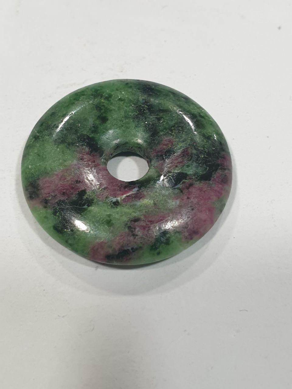 Colgante de disco de donut liso de rubí y zoisita de 30 mm