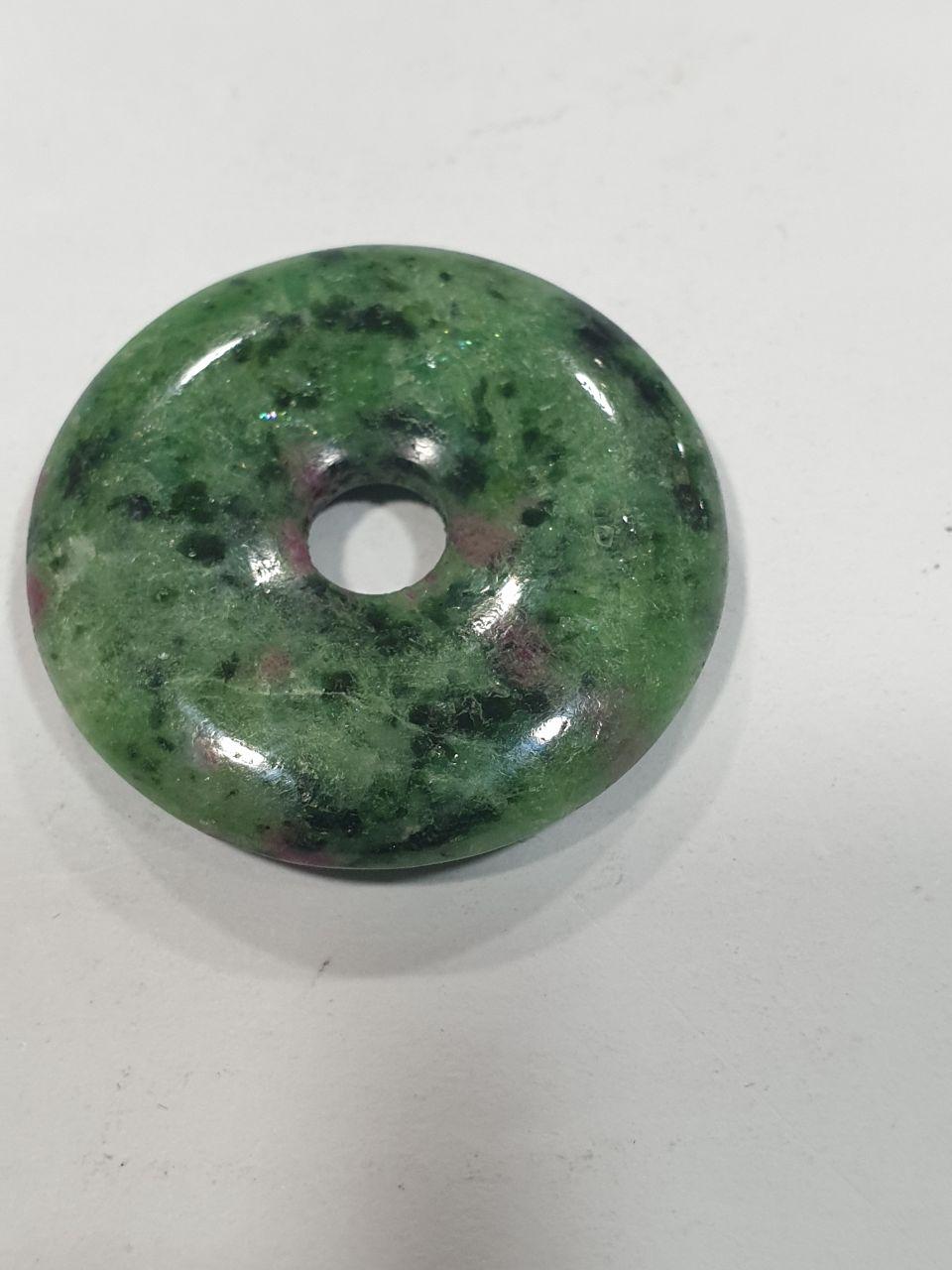 Pendentif disque rond lisse en zoïsite rubis 30 mm