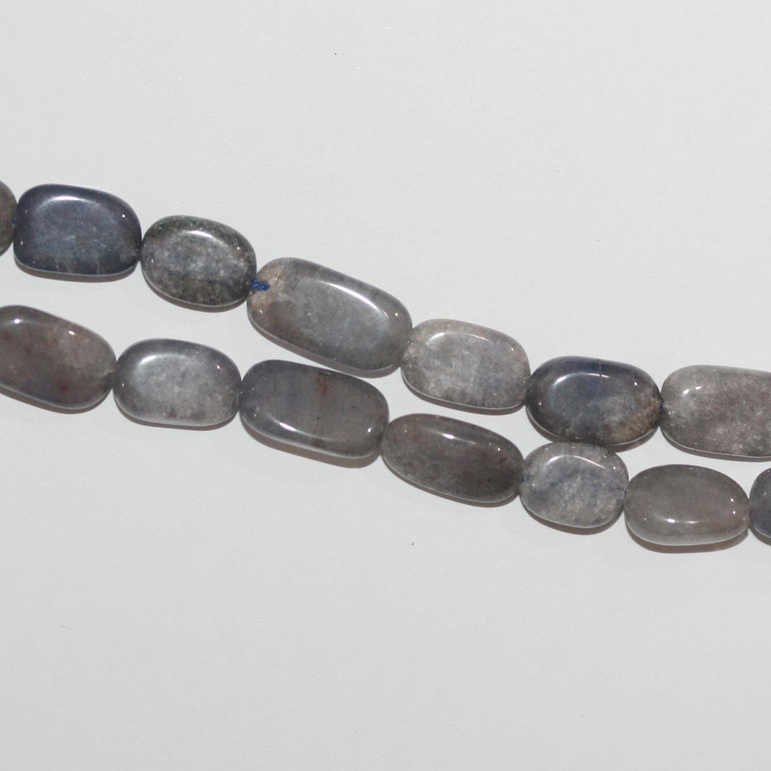 Cuentas ovaladas lisas de jade azul de 16" (12 x 8 mm). Hilo de 40 cm aprox.