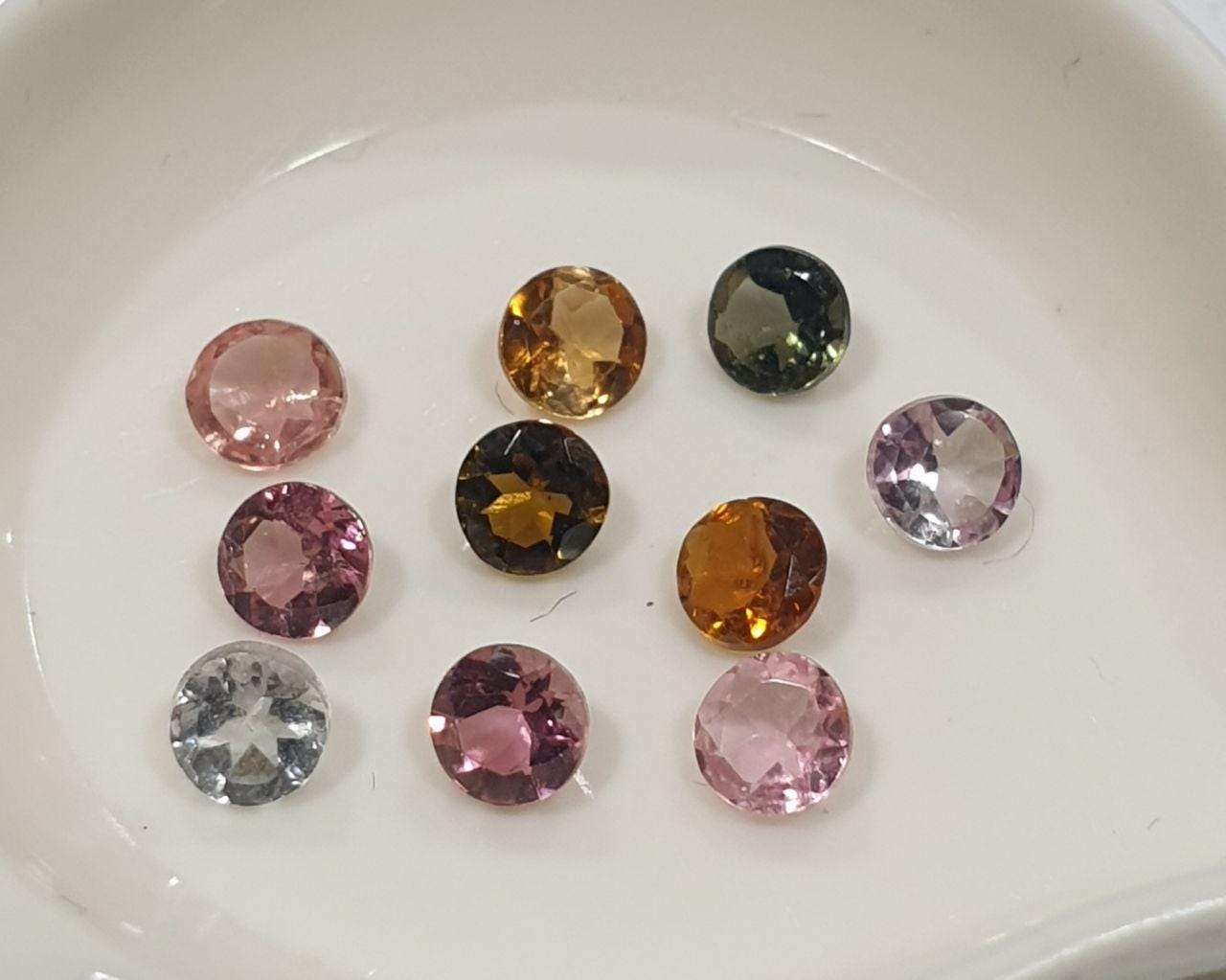 Lot de tourmalines multicolores - Rose et verte, taille ronde à facettes, 3,8-4 mm. - Pierres non traitées - Vente en gros - Fournisseur pour le bricolage - Pierres authentiques