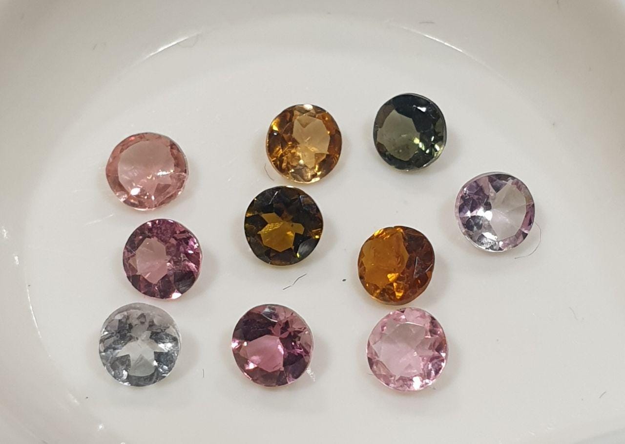 Lot de tourmalines multicolores - Rose et verte, taille ronde à facettes, 3,8-4 mm. - Pierres non traitées - Vente en gros - Fournisseur pour le bricolage - Pierres authentiques