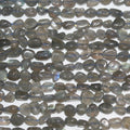 Perles de Labradorite lisses en pépites de 15 pouces (6-7 mm). Longueur approximative du fil : 39 cm.