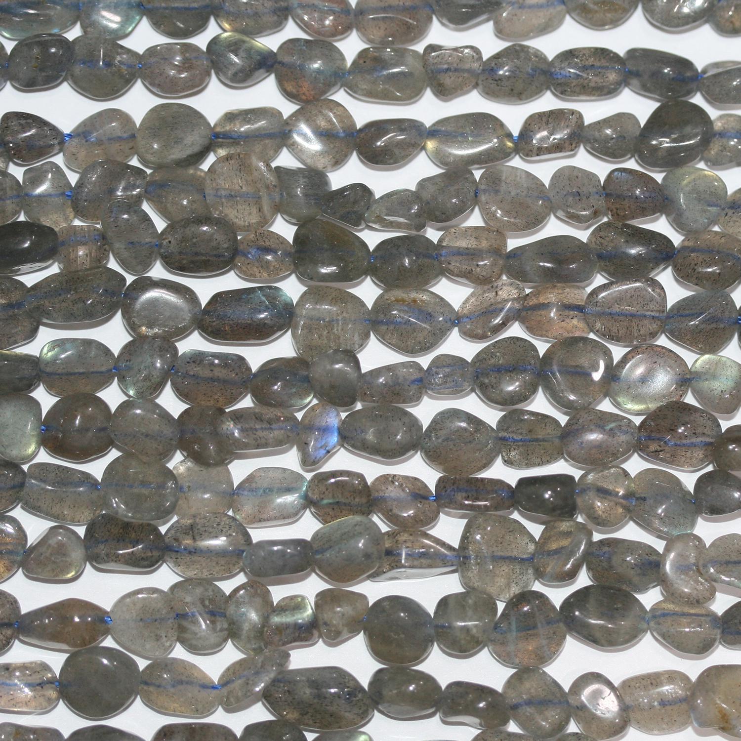 Perles de Labradorite lisses en pépites de 15 pouces (6-7 mm). Longueur approximative du fil : 39 cm.