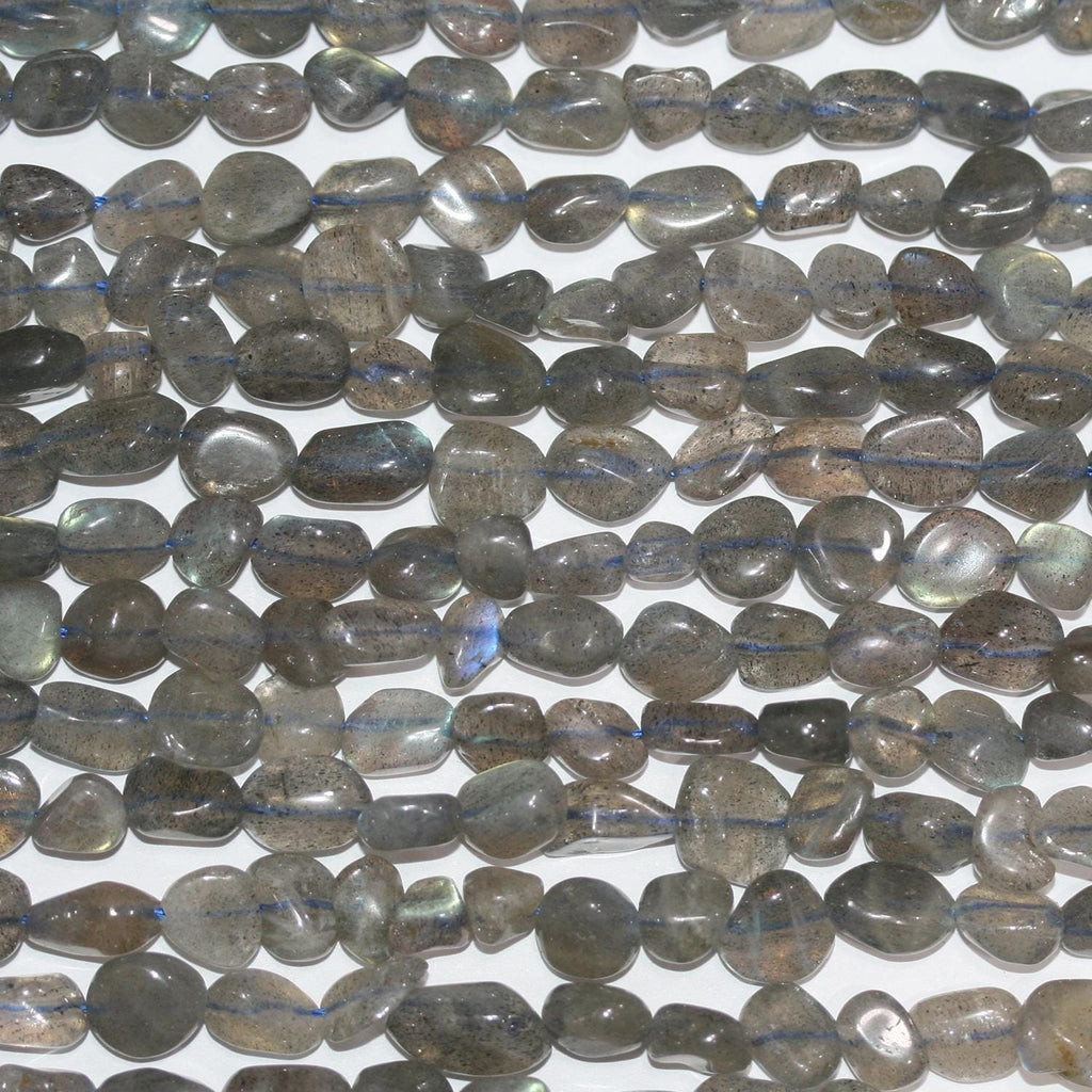 Perles de Labradorite lisses en pépites de 15 pouces (8-9 mm). Longueur approximative du fil : 39 cm.