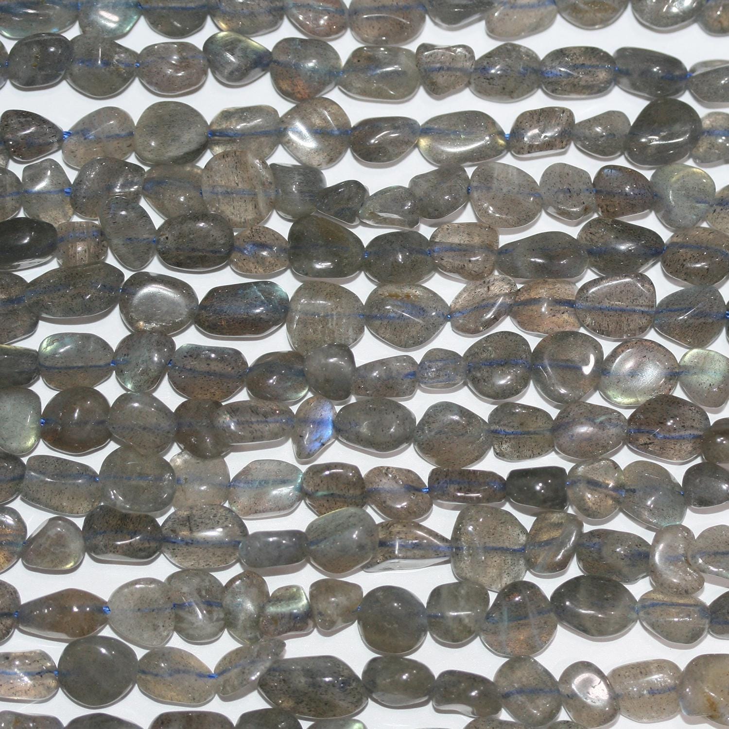 Perles de Labradorite lisses en pépites de 15 pouces (8-9 mm). Longueur approximative du fil : 39 cm.
