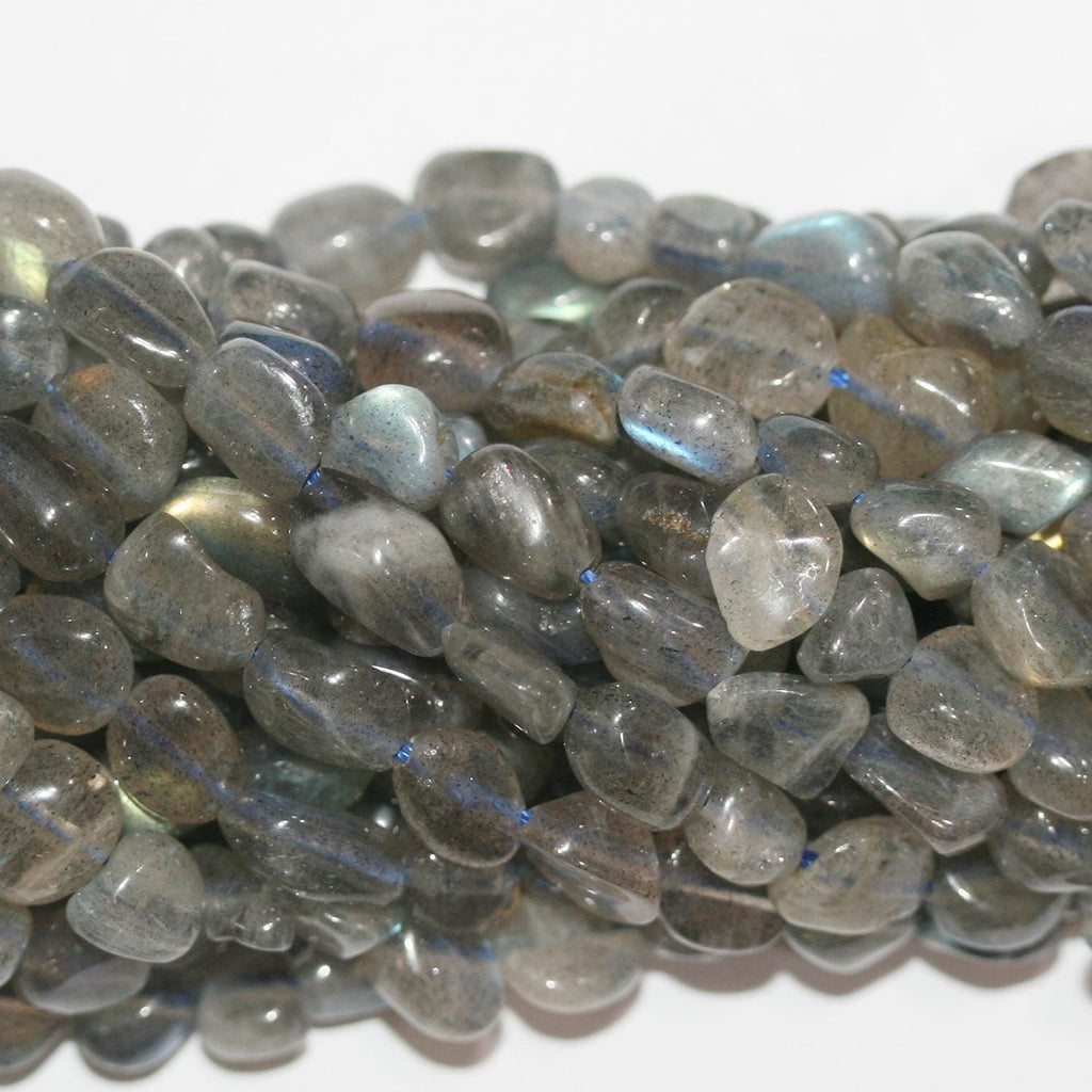 Perles de Labradorite lisses en pépites de 15 pouces (6-7 mm). Longueur approximative du fil : 39 cm.