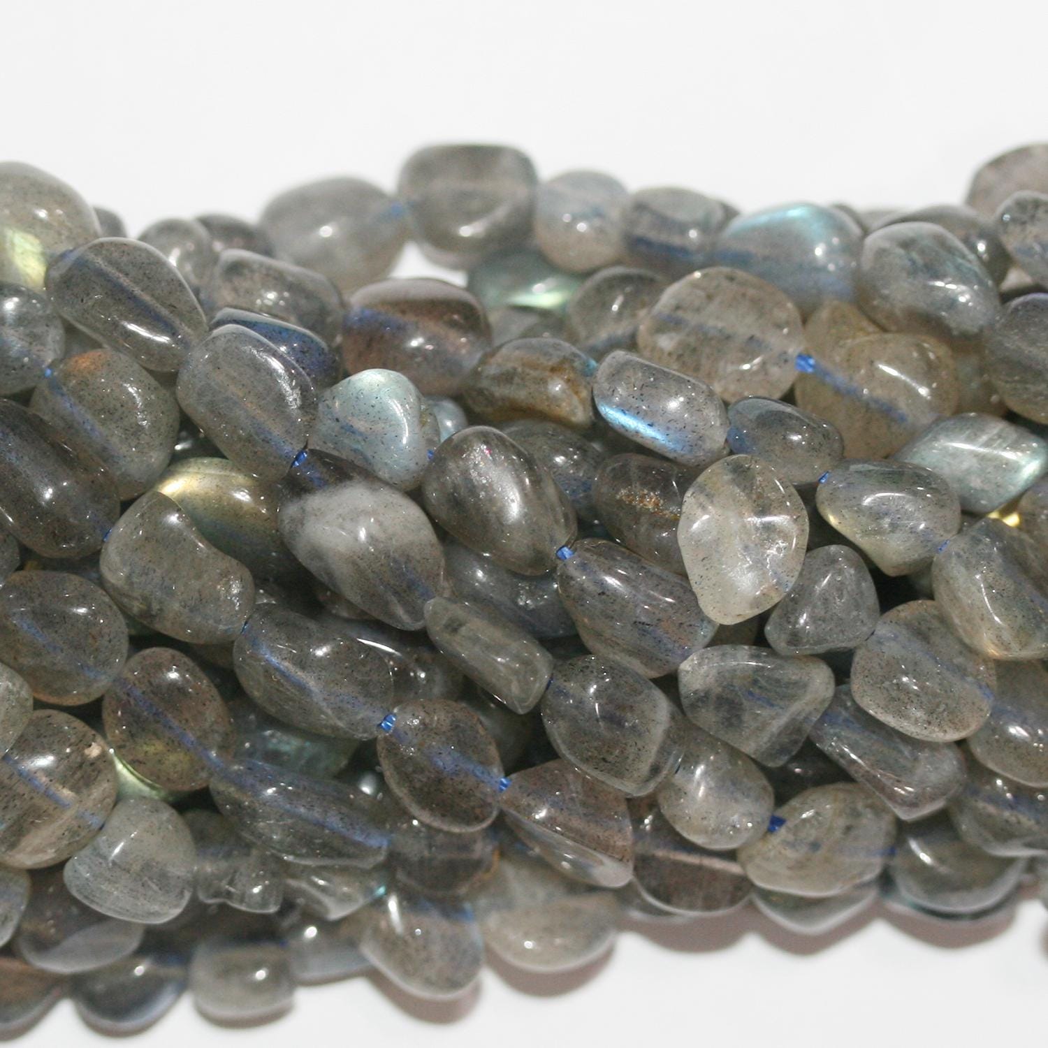 Perles de Labradorite lisses en pépites de 15 pouces (8-9 mm). Longueur approximative du fil : 39 cm.