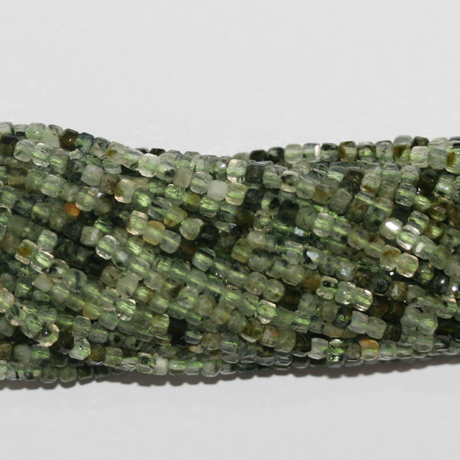 Cuentas cúbicas facetadas de St Prehnite de 16" de 2,5 mm - Hilo de 39 cm.