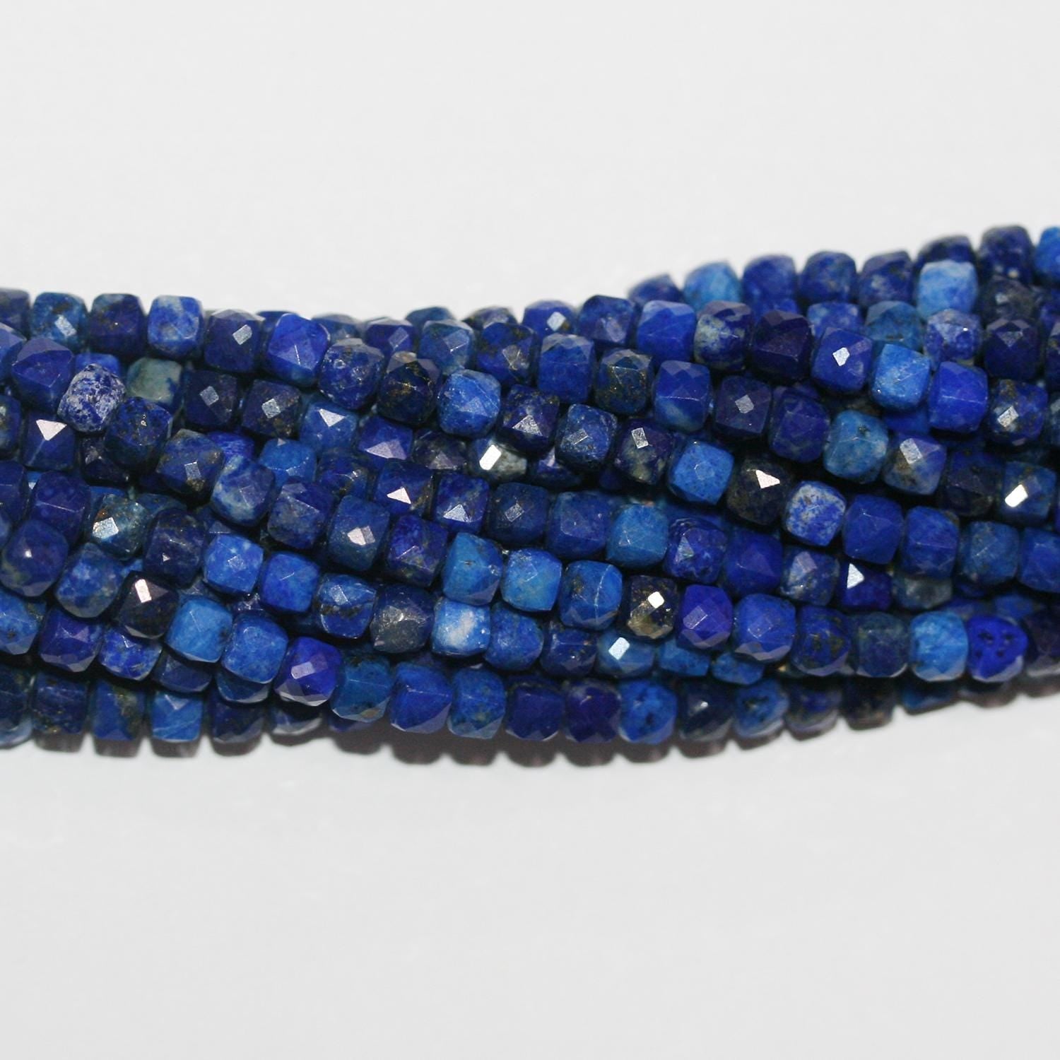 16" Cuentas de cubo facetadas de lapislázuli de San 4 mm - Hilo de 40 cm.