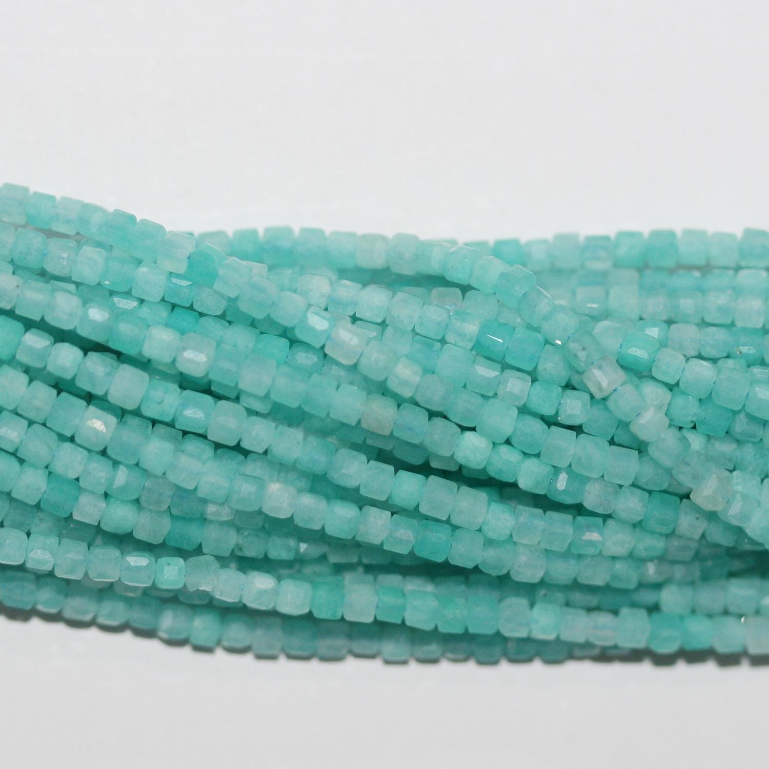 Perles cubiques à facettes en amazonite St de 15 pouces, 2 mm, brin de 39 cm.