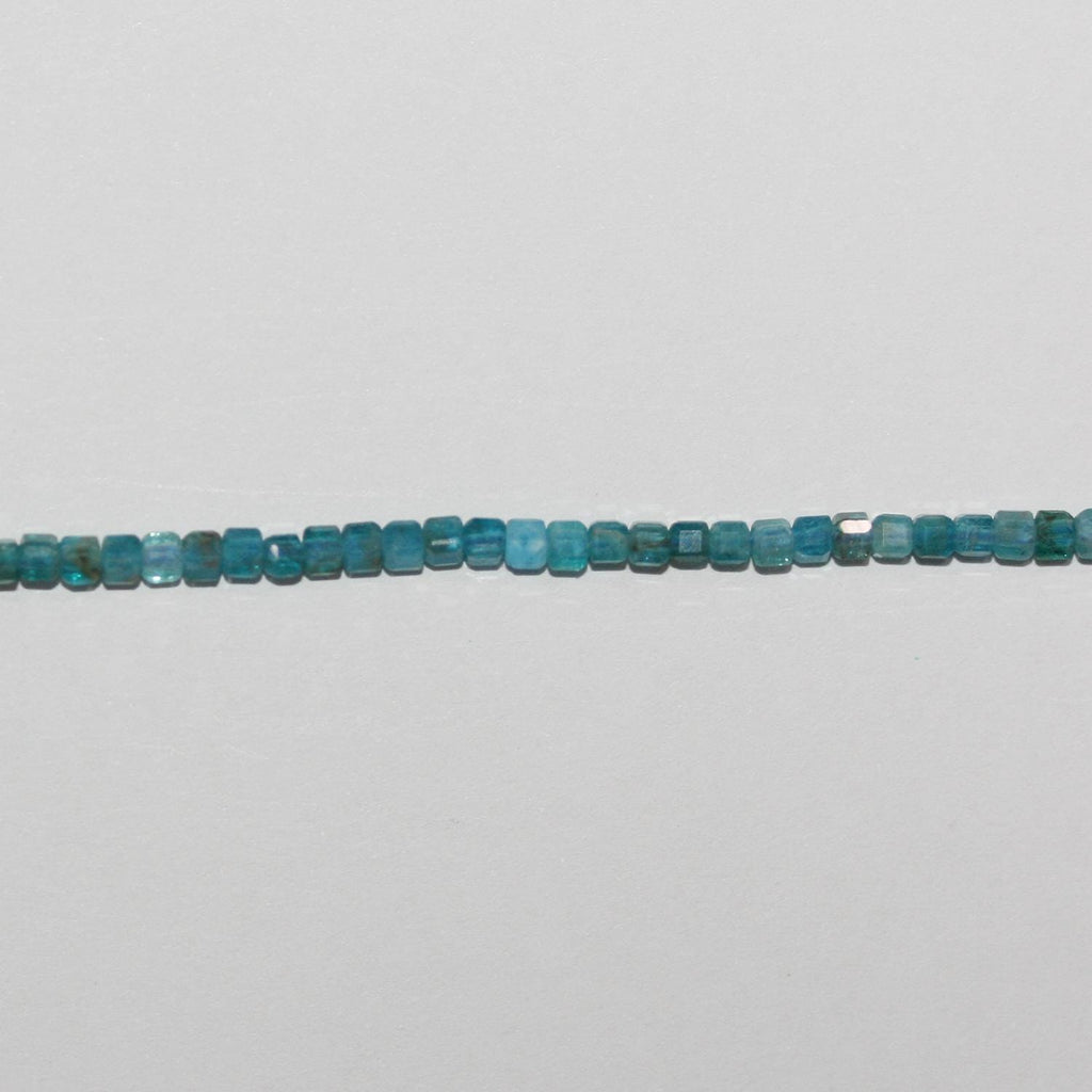 Perles cubiques à facettes en apatite bleue St de 15 pouces, 2 mm, brin de 39 cm.