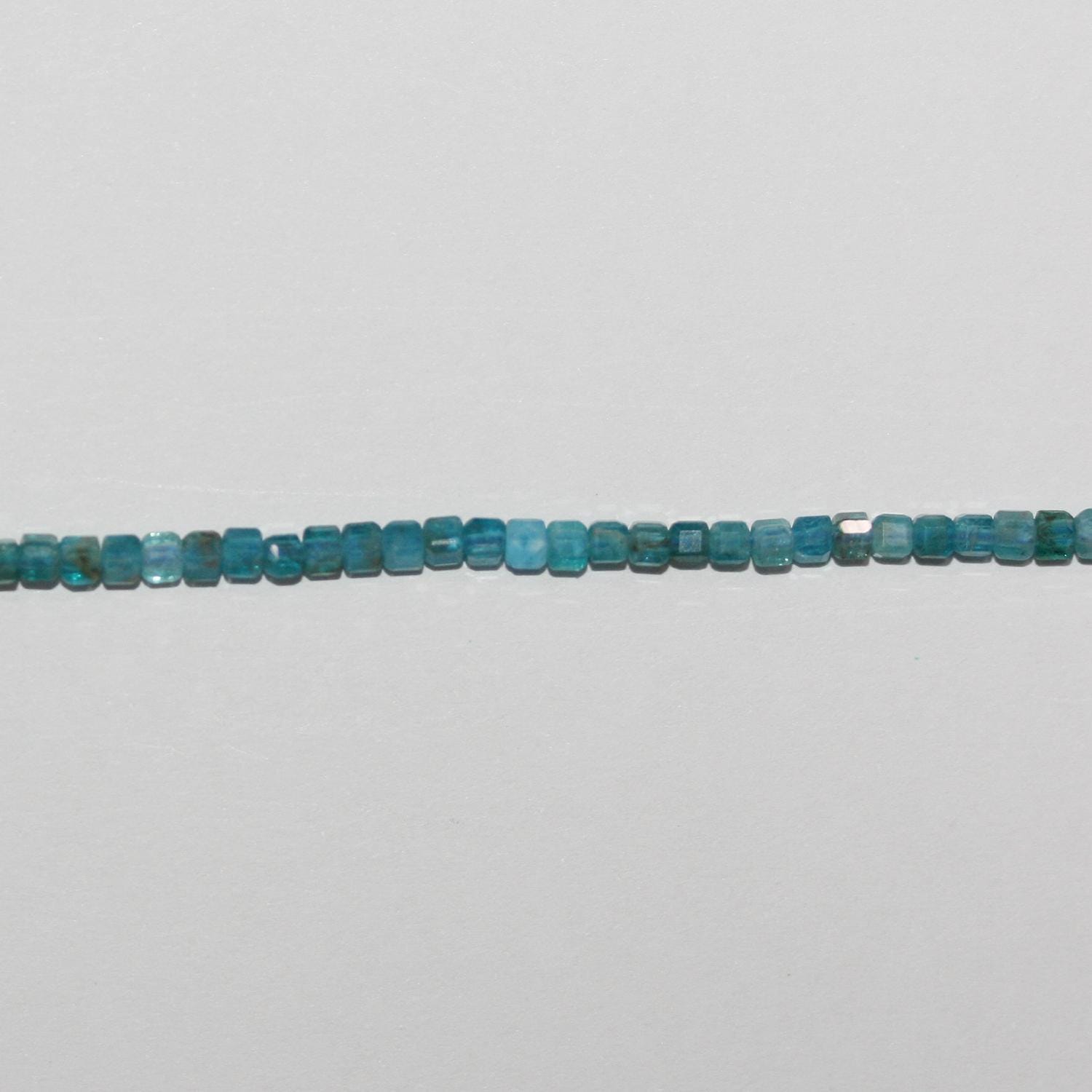 Perles cubiques à facettes en apatite bleue St de 15 pouces, 2 mm, brin de 39 cm.
