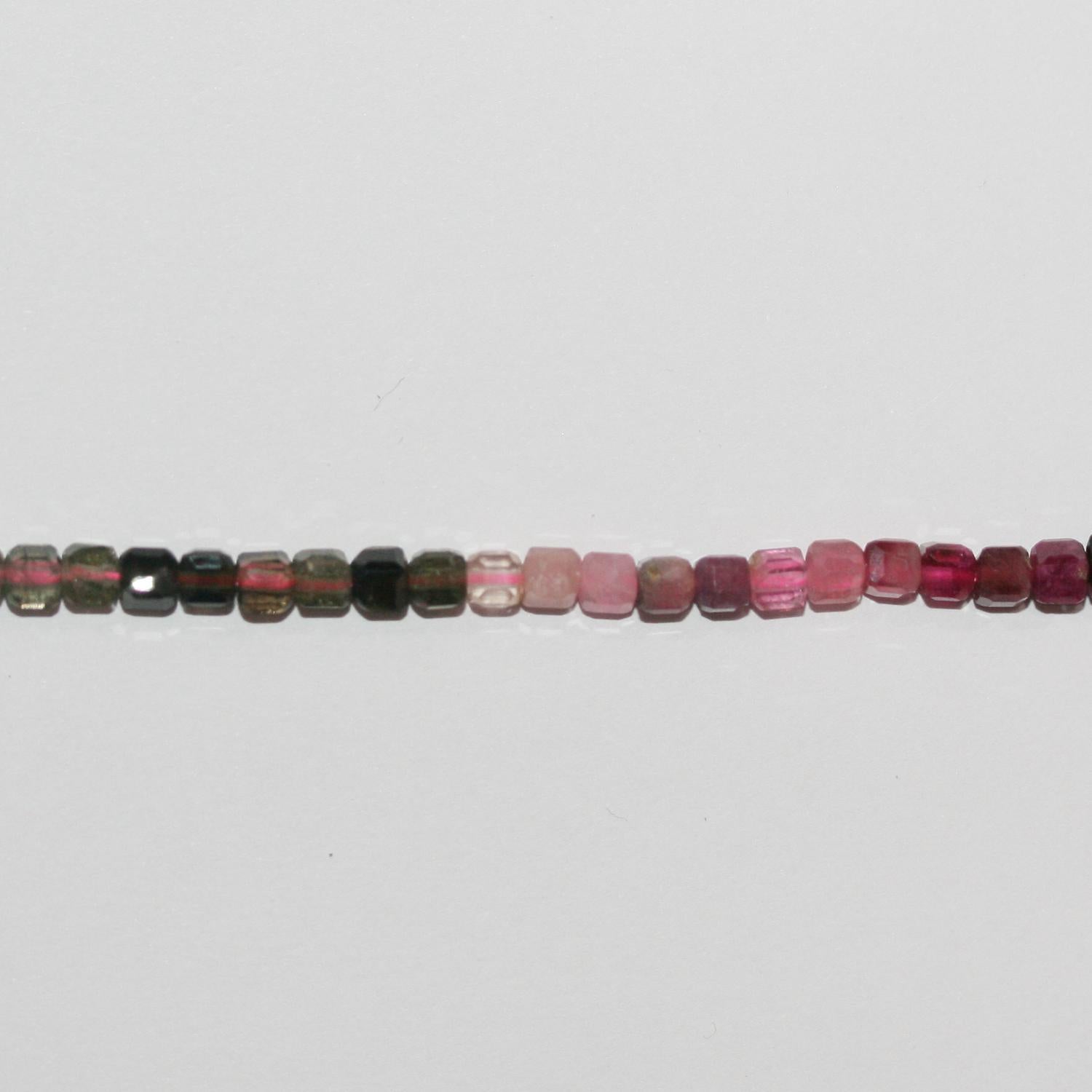 Perles cubiques à facettes en tourmaline St de 15 pouces, 3 mm - Fil de 39 cm.