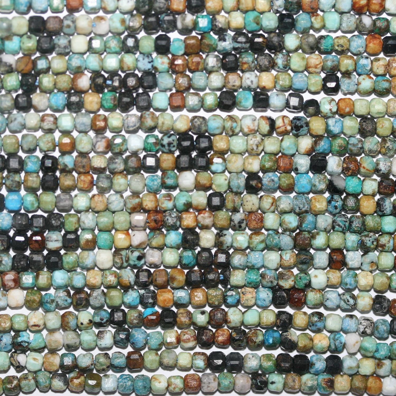 Perles cubiques à facettes en turquoise St de 15 pouces, 3 mm - Fil de 39 cm.
