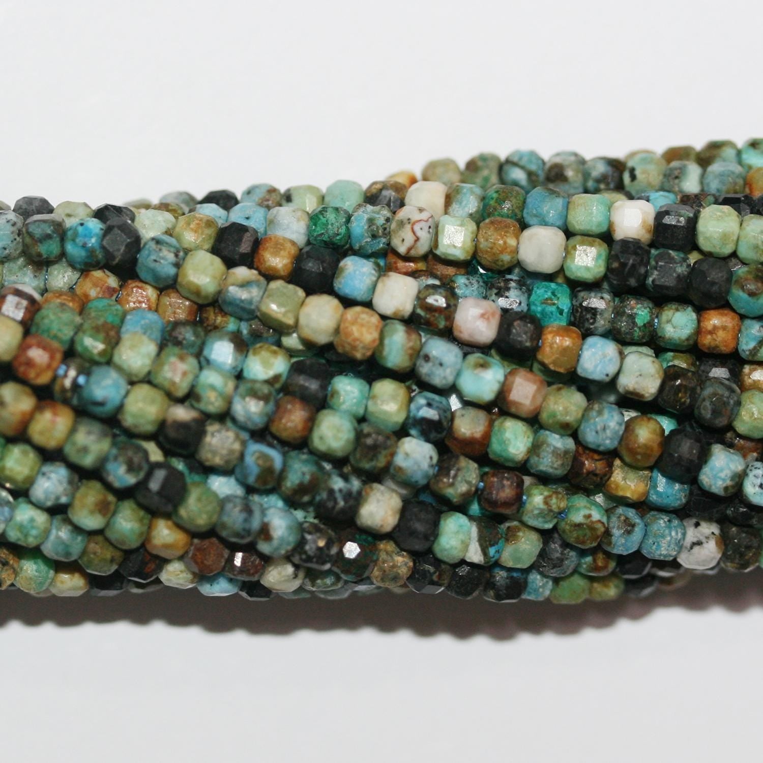 Perles cubiques à facettes en turquoise St de 15 pouces, 3 mm - Fil de 39 cm.