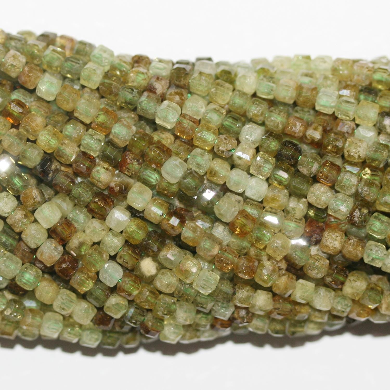 15" de perles cubiques à facettes en grenat grossulaire, 3 mm - Fil de 39 cm