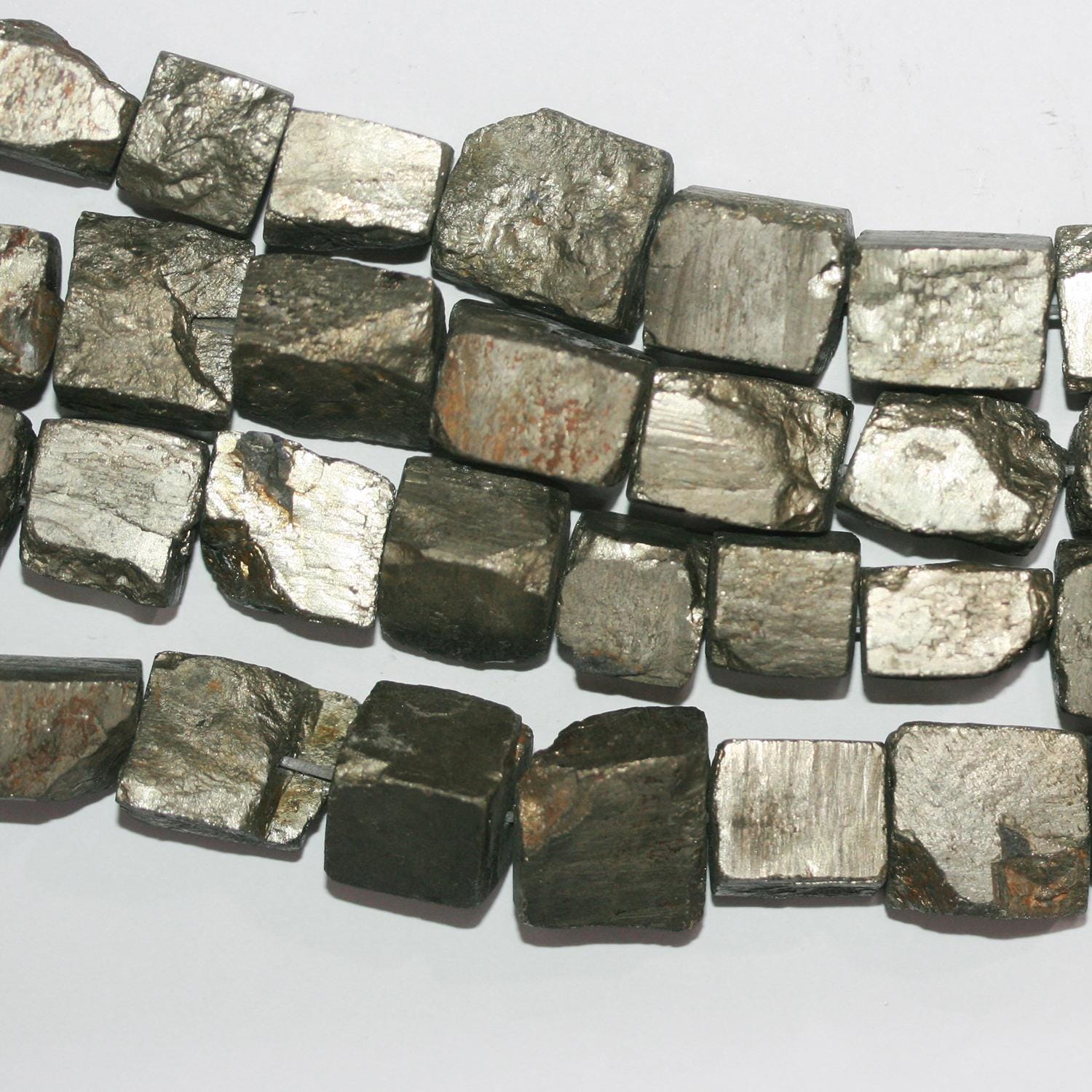 Perles de pyrite naturelle lisses non polies, 15 pouces (environ 39 cm), en forme de pépites de 16 à 18 mm. Longueur du fil : 39 cm.