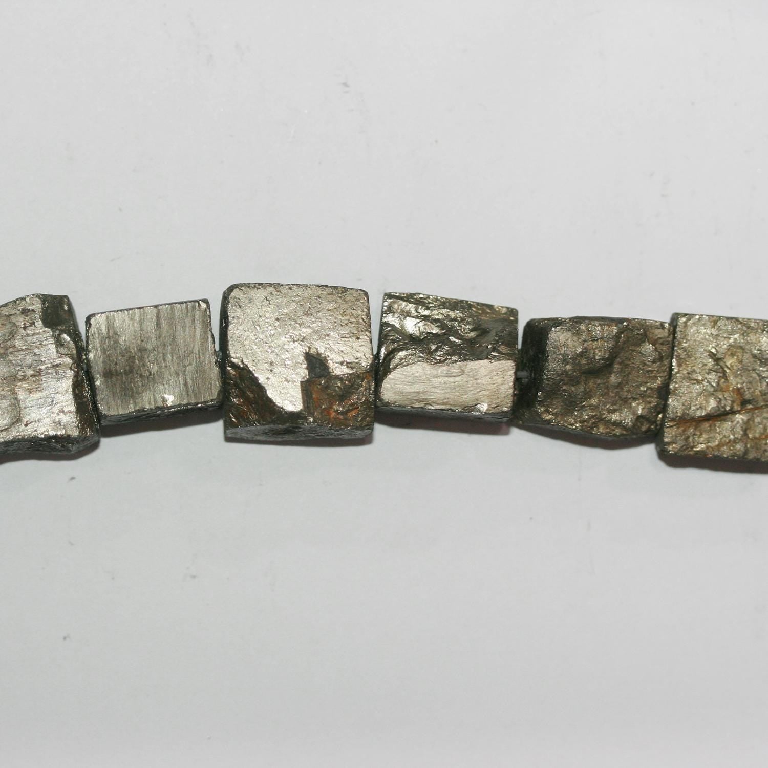 Perles de pyrite naturelle lisses non polies, 15 pouces (environ 39 cm), en forme de pépites de 16 à 18 mm. Longueur du fil : 39 cm.