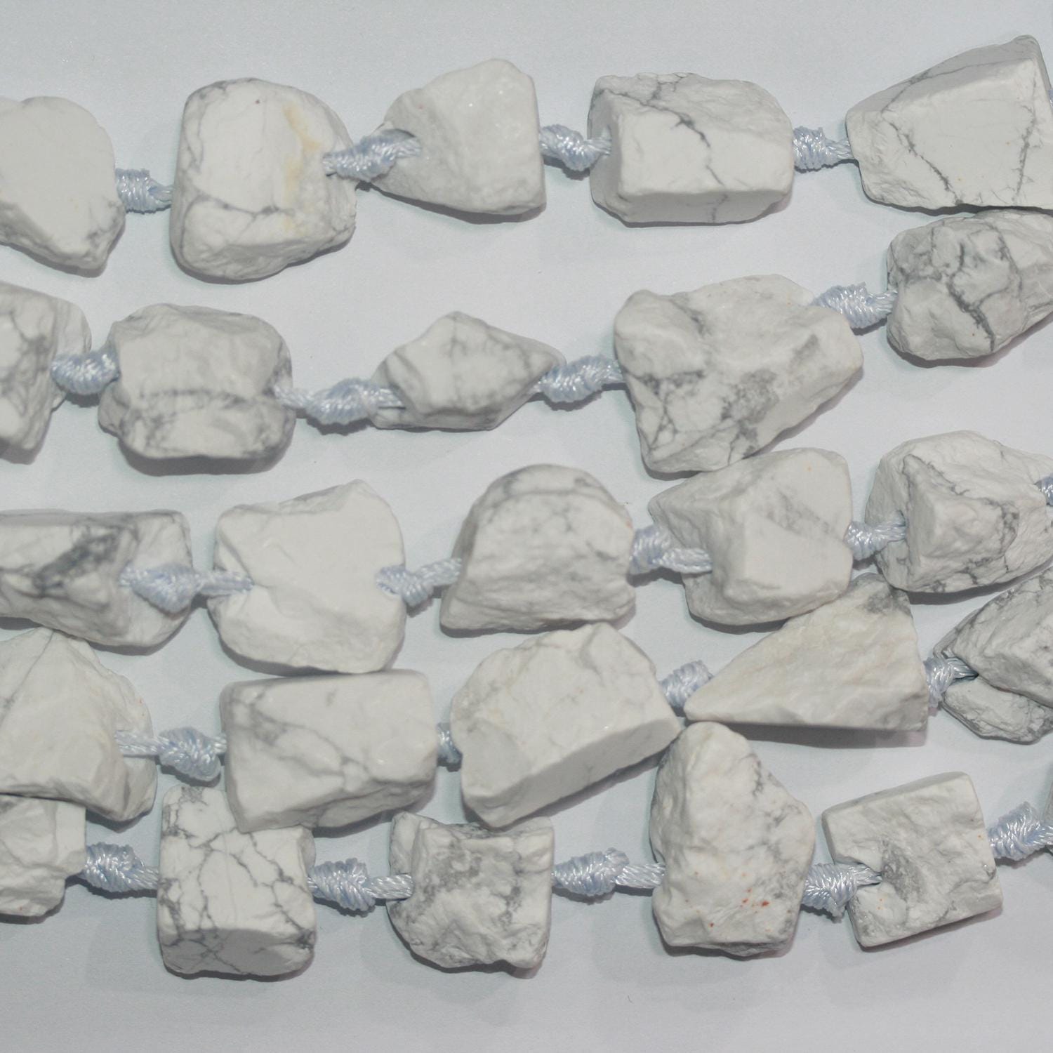 Cuentas de howlita blanca sin pulir de 40 cm, 20-28 mm (aprox.), tira de 40 cm