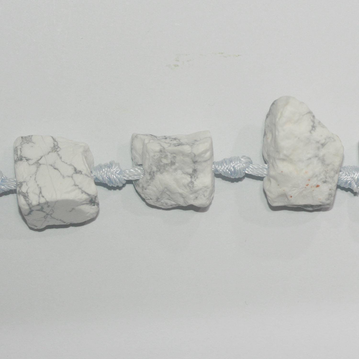 Cuentas de howlita blanca sin pulir de 40 cm, 20-28 mm (aprox.), tira de 40 cm