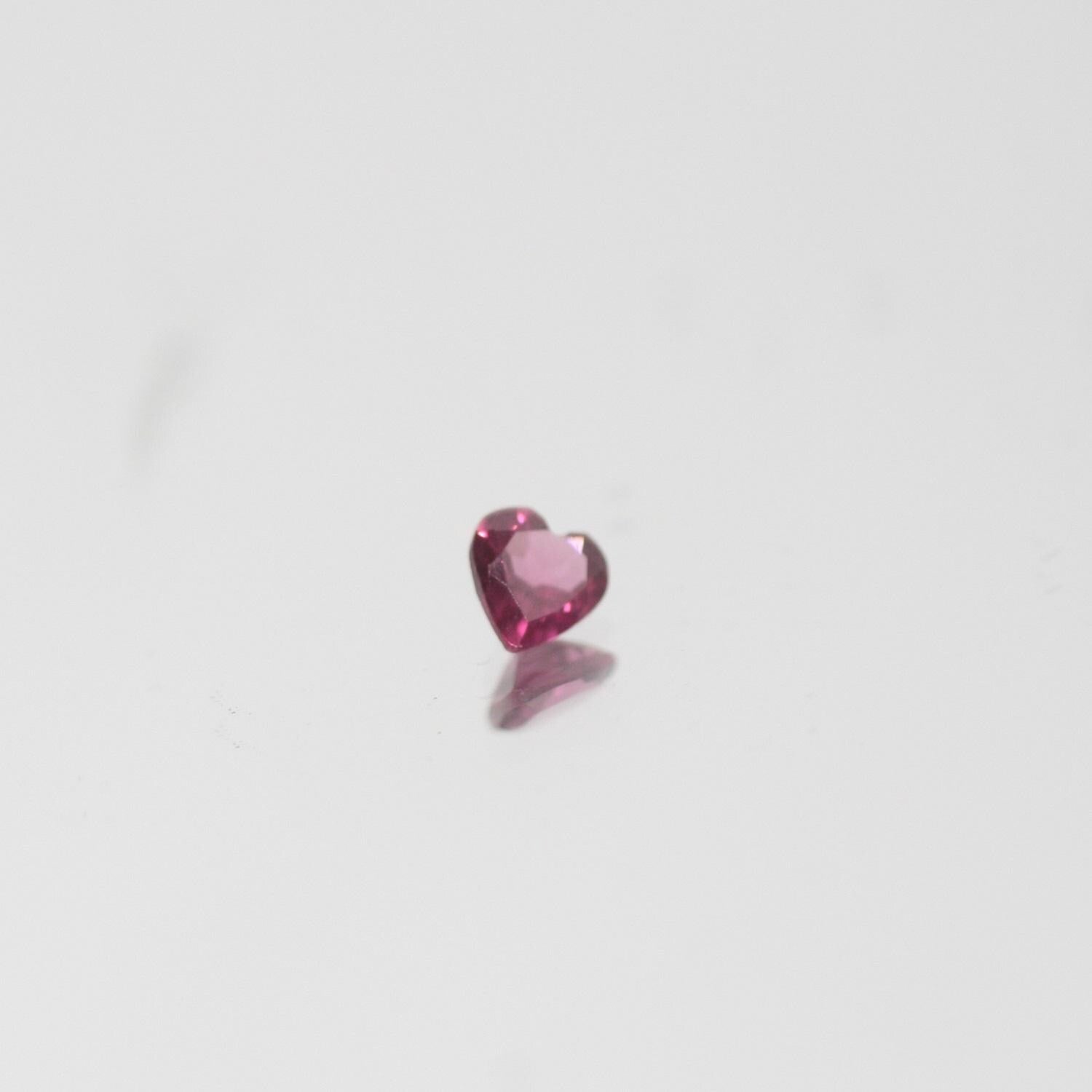 Lot de grenat rhodolite facetté en forme de cœur 4 mm .- (5CT) .