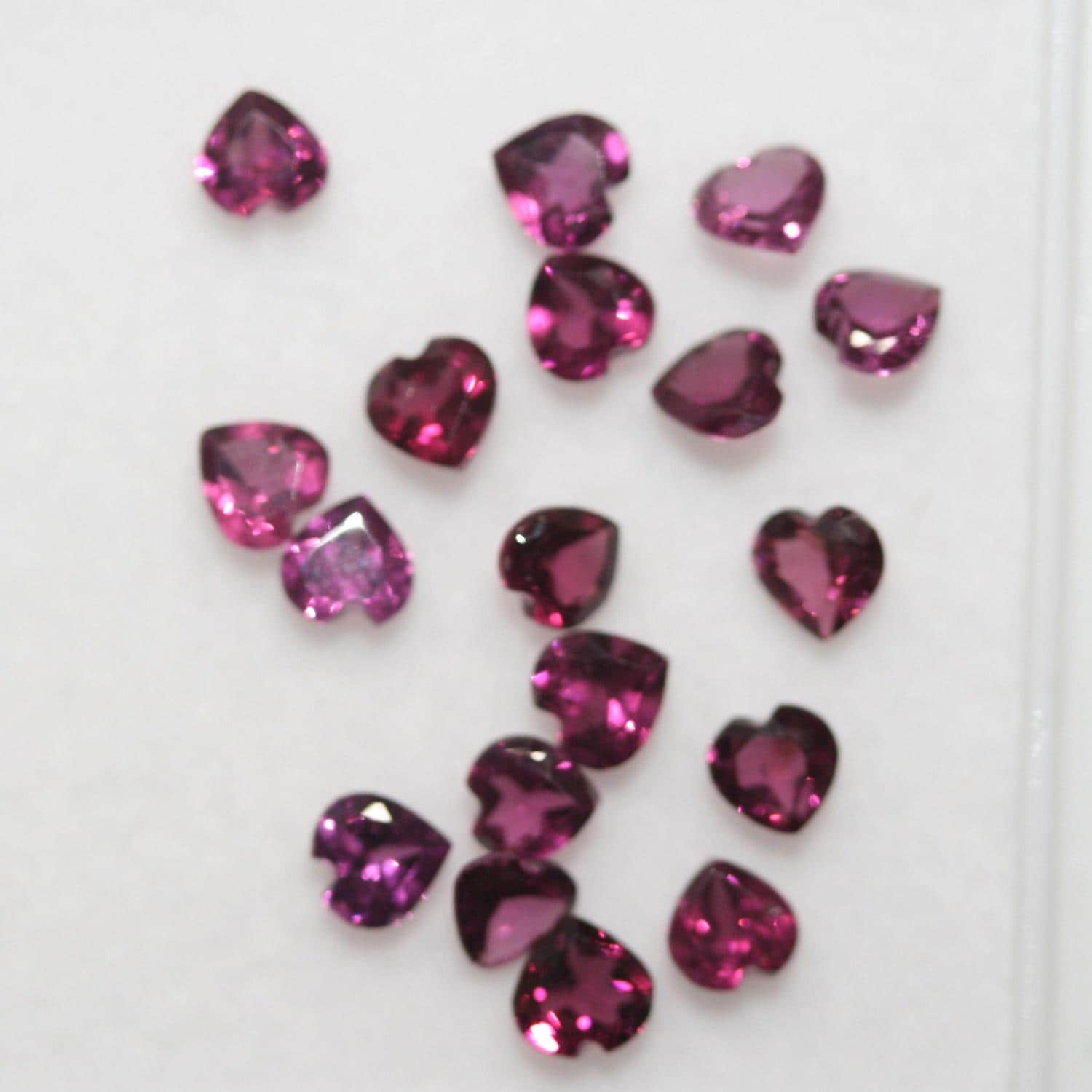 Lot de grenat rhodolite facetté en forme de cœur 4 mm .- (5CT) .