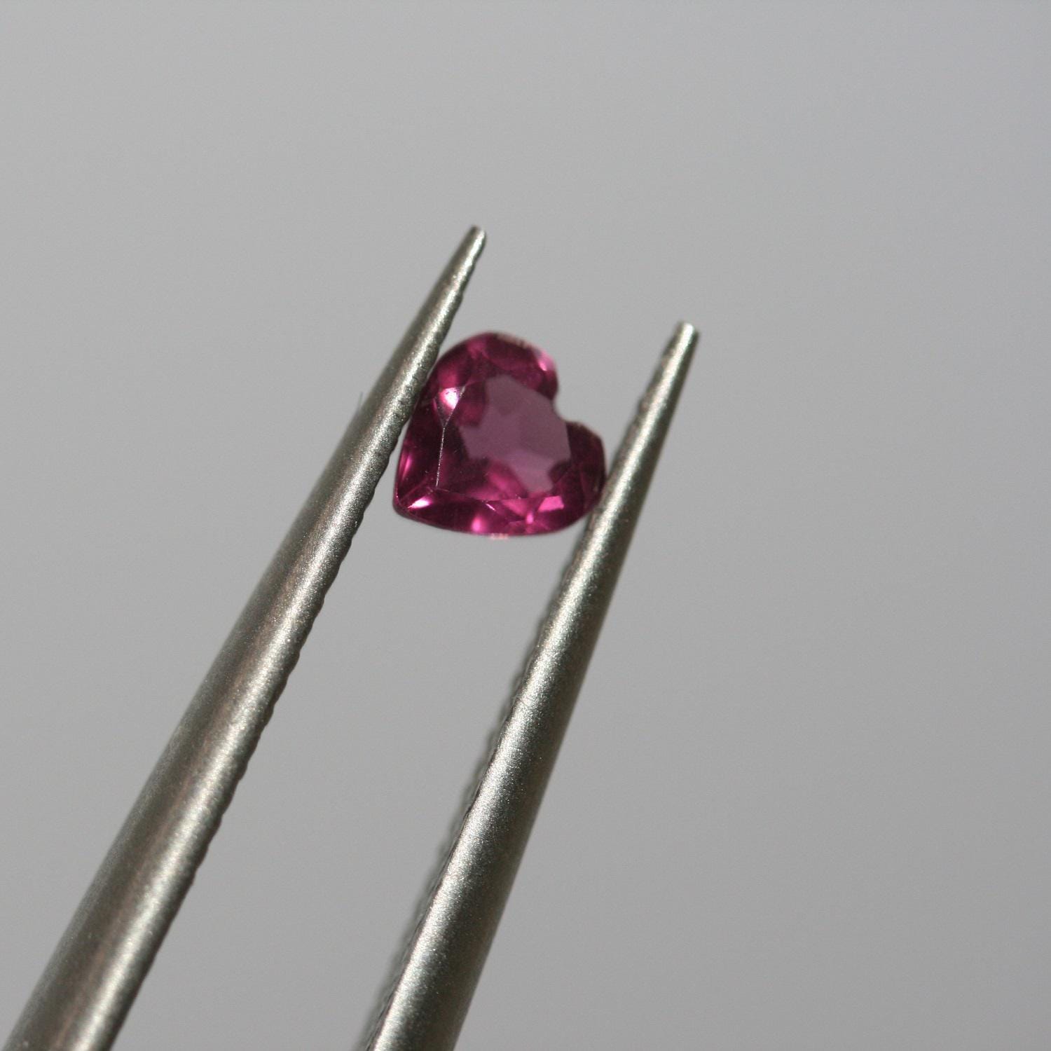 Lot de grenat rhodolite facetté en forme de cœur 4 mm .- (5CT) .