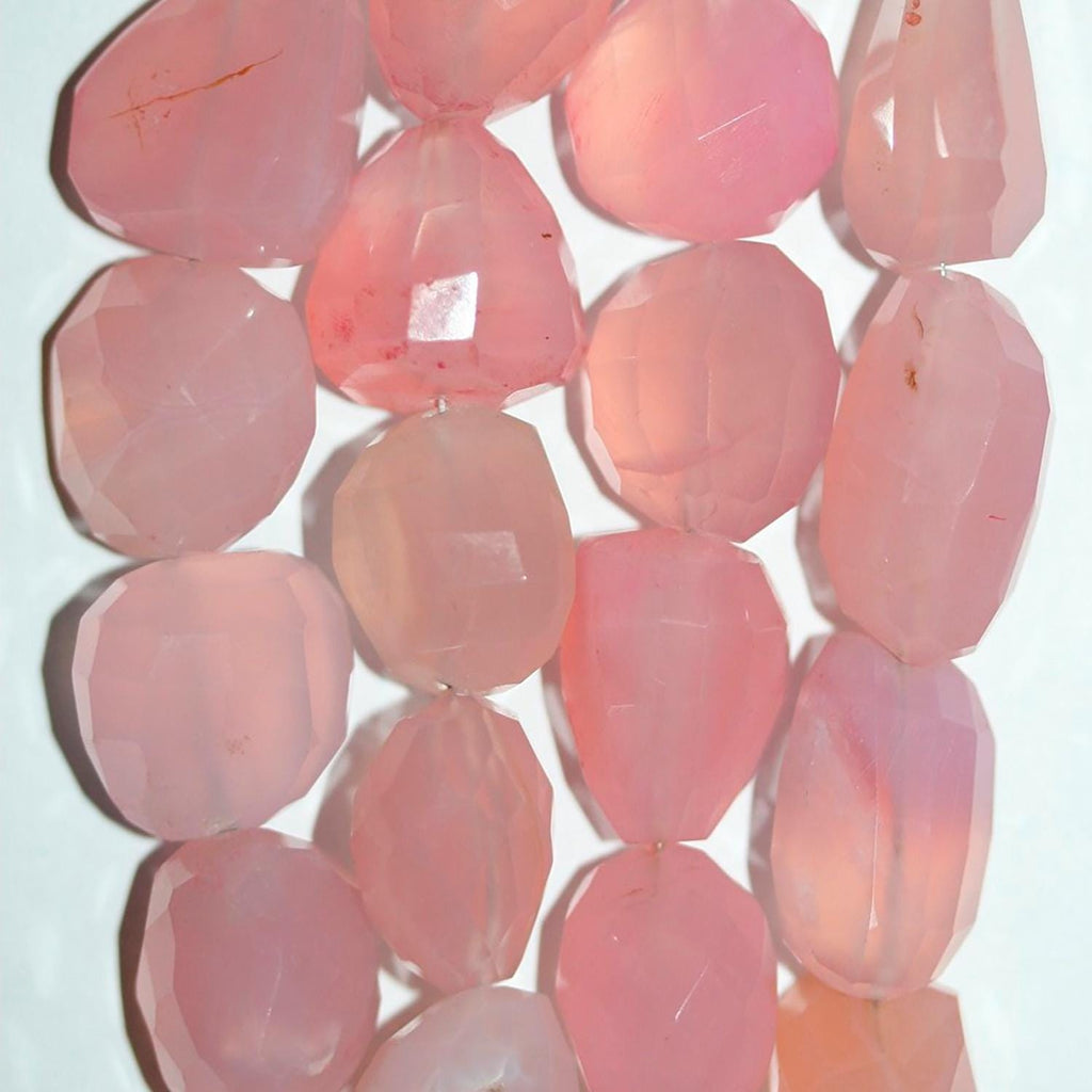 Perles de calchédoine rose St à facettes, en forme de pépites, de 16 à 20 mm environ. Longueur du fil : 21 cm.