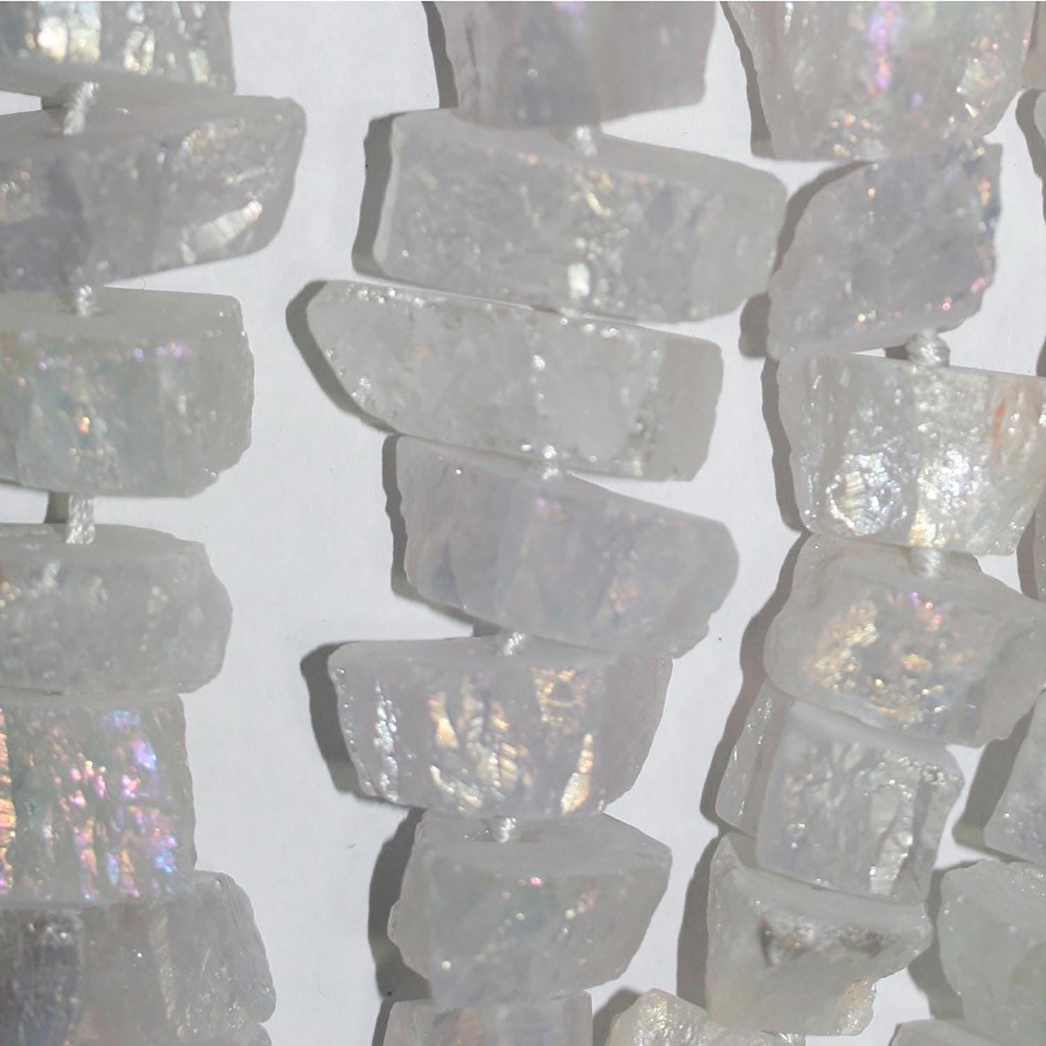 Perles de quartz cristal de roche St, graduées, non polies, en pépites de 25 à 50 mm environ - Longueur du fil : 42 cm