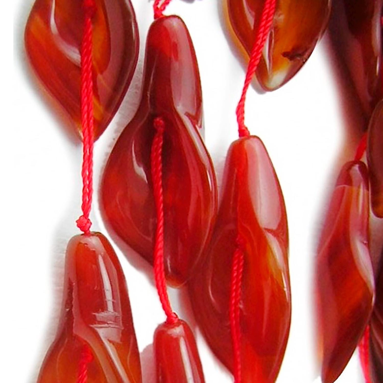 Perles de cornaline lisses en forme de fleur, 40 cm (16 pouces), 37 x 15 mm. Longueur du fil : 40 cm.