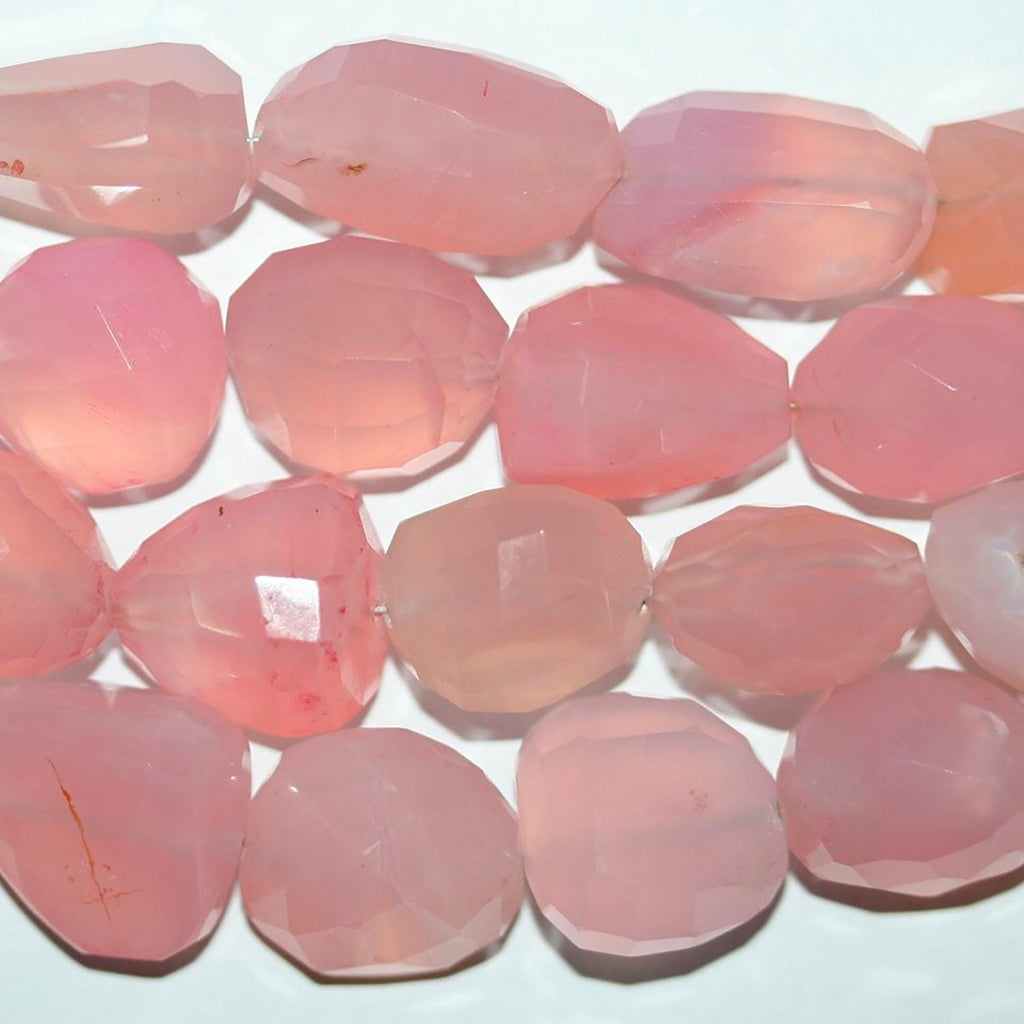 Perles de calchédoine rose St à facettes, en forme de pépites, de 16 à 20 mm environ. Longueur du fil : 21 cm.