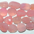 Perles de calchédoine rose St à facettes, en forme de pépites, de 16 à 20 mm environ. Longueur du fil : 21 cm.