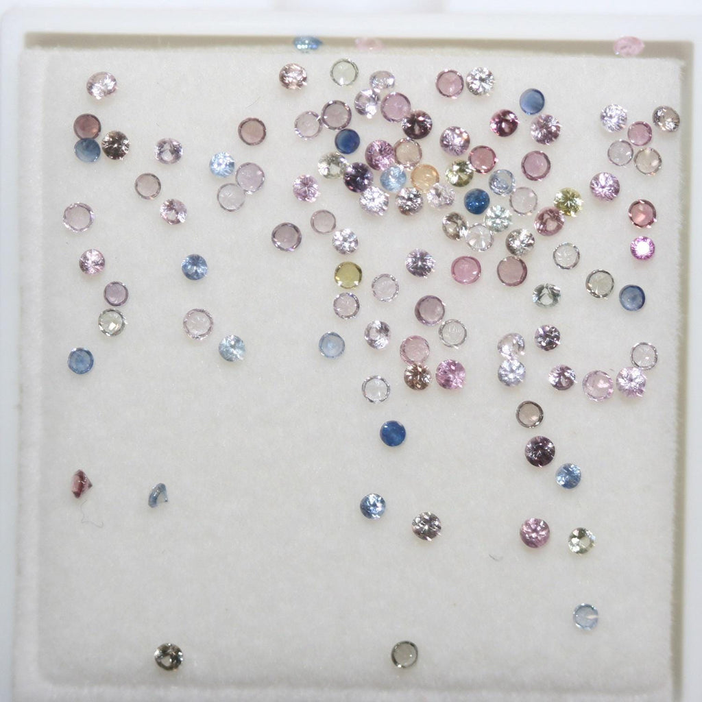 Lot de saphirs multicolores ronds à facettes de 1,5 mm environ (2 carats au total).