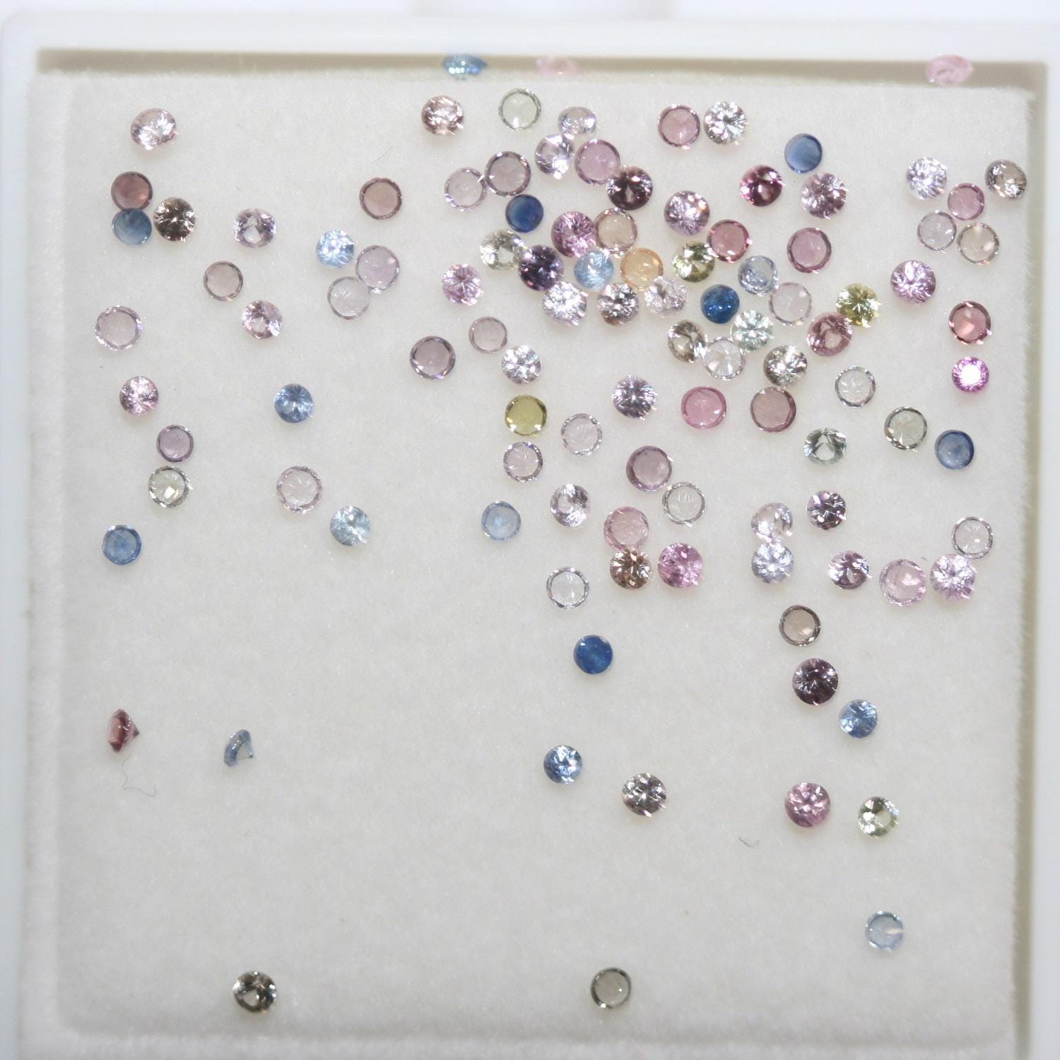 Lot de saphirs multicolores ronds à facettes de 1,5 mm environ (2 carats au total).