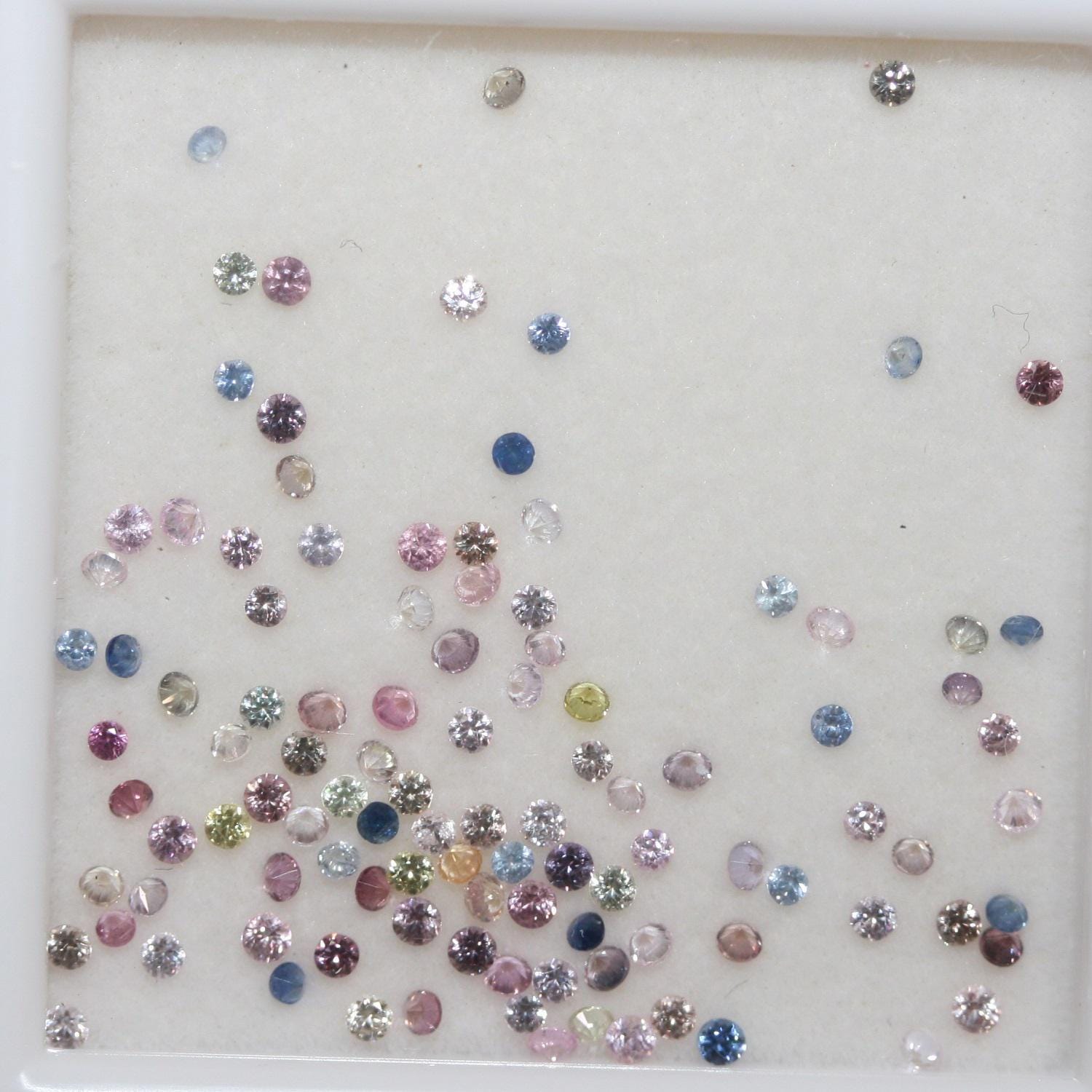 Lot de saphirs multicolores ronds à facettes de 1,5 mm environ (2 carats au total).